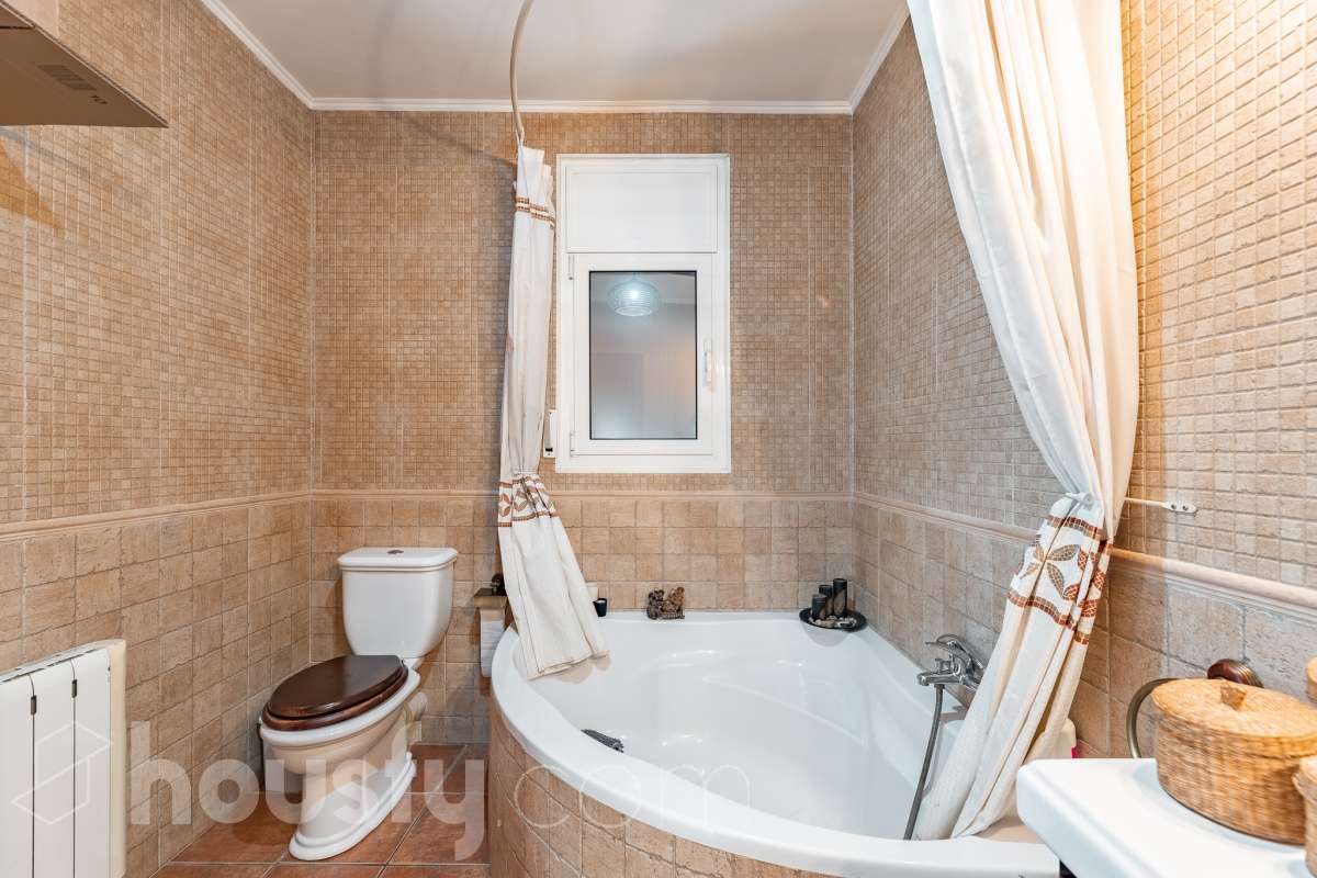 Housfy vende 🏡 fabulosa casa ubicada en Piera, si buscas aire puro, tranquilidad y esas vistas privilegiadas sin duda esta vivienda es la que estabas buscando. Dispone de 159m2 útiles verificados con la Dirección General de Catastro. Construida en el año: 1978. Distribución de estancias -Salón-comedor -3 Dormitorios -Buhardilla -2 Baños -Cocina equipada Características específicas -Vistas extraordinarias -Cédula de habitabilidad -Terraza -Jardín privado -Plaza de garaje Zona y entorno Respecto a la ubicación, se sitúa en Piera, municipio de Barcelona. Esta propiedad se encuentra cerca de transporte público, colegios, supermercados y farmacias. Aviso legal El precio de venta no incluye gastos de la compraventa como notaría, registro, impuestos, ni tampoco honorarios agencia. Esta publicación no es vinculante. Consulta siempre la nota simple con Housfy antes de formalizar la compraventa. Sobre nosotros Housfy es la plataforma integral de servicios inmobiliarios. Nuestra combinación de expertos y tecnología pone al alcance de todo el mundo servicios cómodos, claros y seguros. AICAT número: 7922. Nos encargamos de la gestión y asesoramiento de la compra. ¡Olvídate de todo! Hacemos los trámites por ti. Y, si además necesitas financiación, ponemos a tu disposición un bróker hipotecario para ayudarte a conseguir las mejores condiciones para tu perfil económico. ¿Quieres visitarla? Contacta con Housfy y agenda tu visita sin compromiso. Más información en: housfy.com-31