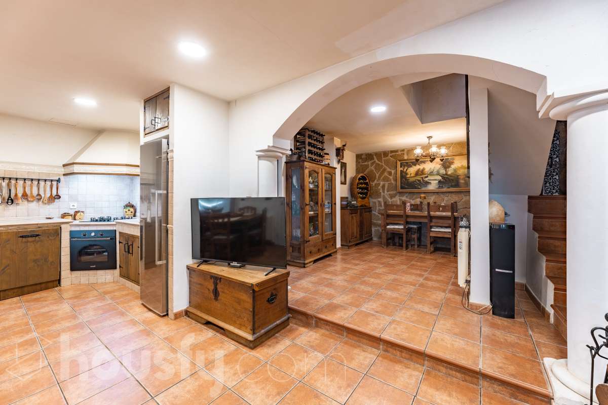 Housfy vende 🏡 fabulosa casa ubicada en Piera, si buscas aire puro, tranquilidad y esas vistas privilegiadas sin duda esta vivienda es la que estabas buscando. Dispone de 159m2 útiles verificados con la Dirección General de Catastro. Construida en el año: 1978. Distribución de estancias -Salón-comedor -3 Dormitorios -Buhardilla -2 Baños -Cocina equipada Características específicas -Vistas extraordinarias -Cédula de habitabilidad -Terraza -Jardín privado -Plaza de garaje Zona y entorno Respecto a la ubicación, se sitúa en Piera, municipio de Barcelona. Esta propiedad se encuentra cerca de transporte público, colegios, supermercados y farmacias. Aviso legal El precio de venta no incluye gastos de la compraventa como notaría, registro, impuestos, ni tampoco honorarios agencia. Esta publicación no es vinculante. Consulta siempre la nota simple con Housfy antes de formalizar la compraventa. Sobre nosotros Housfy es la plataforma integral de servicios inmobiliarios. Nuestra combinación de expertos y tecnología pone al alcance de todo el mundo servicios cómodos, claros y seguros. AICAT número: 7922. Nos encargamos de la gestión y asesoramiento de la compra. ¡Olvídate de todo! Hacemos los trámites por ti. Y, si además necesitas financiación, ponemos a tu disposición un bróker hipotecario para ayudarte a conseguir las mejores condiciones para tu perfil económico. ¿Quieres visitarla? Contacta con Housfy y agenda tu visita sin compromiso. Más información en: housfy.com-3