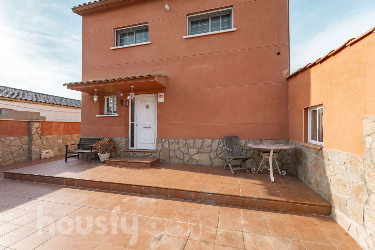 Housfy vende 🏡 fabulosa casa ubicada en Piera, si buscas aire puro, tranquilidad y esas vistas privilegiadas sin duda esta vivienda es la que estabas buscando. Dispone de 159m2 útiles verificados con la Dirección General de Catastro. Construida en el año: 1978. Distribución de estancias -Salón-comedor -3 Dormitorios -Buhardilla -2 Baños -Cocina equipada Características específicas -Vistas extraordinarias -Cédula de habitabilidad -Terraza -Jardín privado -Plaza de garaje Zona y entorno Respecto a la ubicación, se sitúa en Piera, municipio de Barcelona. Esta propiedad se encuentra cerca de transporte público, colegios, supermercados y farmacias. Aviso legal El precio de venta no incluye gastos de la compraventa como notaría, registro, impuestos, ni tampoco honorarios agencia. Esta publicación no es vinculante. Consulta siempre la nota simple con Housfy antes de formalizar la compraventa. Sobre nosotros Housfy es la plataforma integral de servicios inmobiliarios. Nuestra combinación de expertos y tecnología pone al alcance de todo el mundo servicios cómodos, claros y seguros. AICAT número: 7922. Nos encargamos de la gestión y asesoramiento de la compra. ¡Olvídate de todo! Hacemos los trámites por ti. Y, si además necesitas financiación, ponemos a tu disposición un bróker hipotecario para ayudarte a conseguir las mejores condiciones para tu perfil económico. ¿Quieres visitarla? Contacta con Housfy y agenda tu visita sin compromiso. Más información en: housfy.com-37