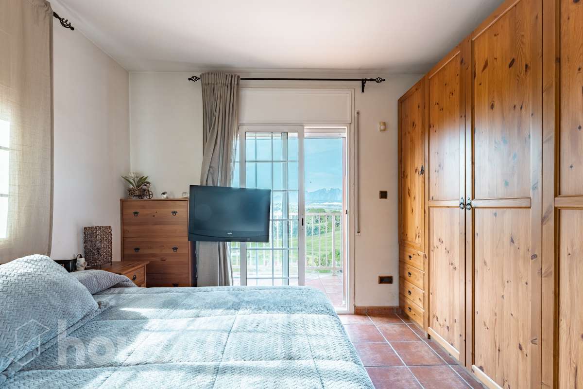 Housfy vende 🏡 fabulosa casa ubicada en Piera, si buscas aire puro, tranquilidad y esas vistas privilegiadas sin duda esta vivienda es la que estabas buscando. Dispone de 159m2 útiles verificados con la Dirección General de Catastro. Construida en el año: 1978. Distribución de estancias -Salón-comedor -3 Dormitorios -Buhardilla -2 Baños -Cocina equipada Características específicas -Vistas extraordinarias -Cédula de habitabilidad -Terraza -Jardín privado -Plaza de garaje Zona y entorno Respecto a la ubicación, se sitúa en Piera, municipio de Barcelona. Esta propiedad se encuentra cerca de transporte público, colegios, supermercados y farmacias. Aviso legal El precio de venta no incluye gastos de la compraventa como notaría, registro, impuestos, ni tampoco honorarios agencia. Esta publicación no es vinculante. Consulta siempre la nota simple con Housfy antes de formalizar la compraventa. Sobre nosotros Housfy es la plataforma integral de servicios inmobiliarios. Nuestra combinación de expertos y tecnología pone al alcance de todo el mundo servicios cómodos, claros y seguros. AICAT número: 7922. Nos encargamos de la gestión y asesoramiento de la compra. ¡Olvídate de todo! Hacemos los trámites por ti. Y, si además necesitas financiación, ponemos a tu disposición un bróker hipotecario para ayudarte a conseguir las mejores condiciones para tu perfil económico. ¿Quieres visitarla? Contacta con Housfy y agenda tu visita sin compromiso. Más información en: housfy.com-15