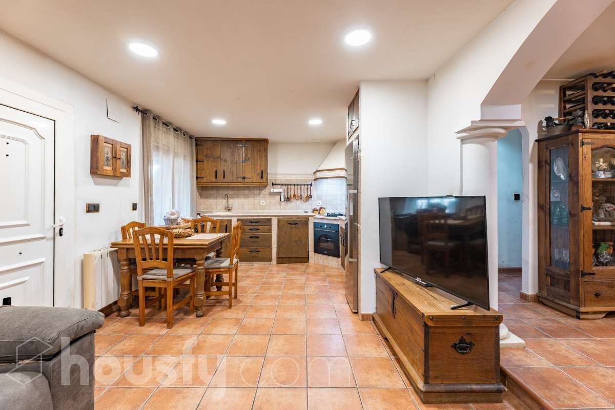 Housfy vende 🏡 fabulosa casa ubicada en Piera, si buscas aire puro, tranquilidad y esas vistas privilegiadas sin duda esta vivienda es la que estabas buscando. Dispone de 159m2 útiles verificados con la Dirección General de Catastro. Construida en el año: 1978. Distribución de estancias -Salón-comedor -3 Dormitorios -Buhardilla -2 Baños -Cocina equipada Características específicas -Vistas extraordinarias -Cédula de habitabilidad -Terraza -Jardín privado -Plaza de garaje Zona y entorno Respecto a la ubicación, se sitúa en Piera, municipio de Barcelona. Esta propiedad se encuentra cerca de transporte público, colegios, supermercados y farmacias. Aviso legal El precio de venta no incluye gastos de la compraventa como notaría, registro, impuestos, ni tampoco honorarios agencia. Esta publicación no es vinculante. Consulta siempre la nota simple con Housfy antes de formalizar la compraventa. Sobre nosotros Housfy es la plataforma integral de servicios inmobiliarios. Nuestra combinación de expertos y tecnología pone al alcance de todo el mundo servicios cómodos, claros y seguros. AICAT número: 7922. Nos encargamos de la gestión y asesoramiento de la compra. ¡Olvídate de todo! Hacemos los trámites por ti. Y, si además necesitas financiación, ponemos a tu disposición un bróker hipotecario para ayudarte a conseguir las mejores condiciones para tu perfil económico. ¿Quieres visitarla? Contacta con Housfy y agenda tu visita sin compromiso. Más información en: housfy.com-4