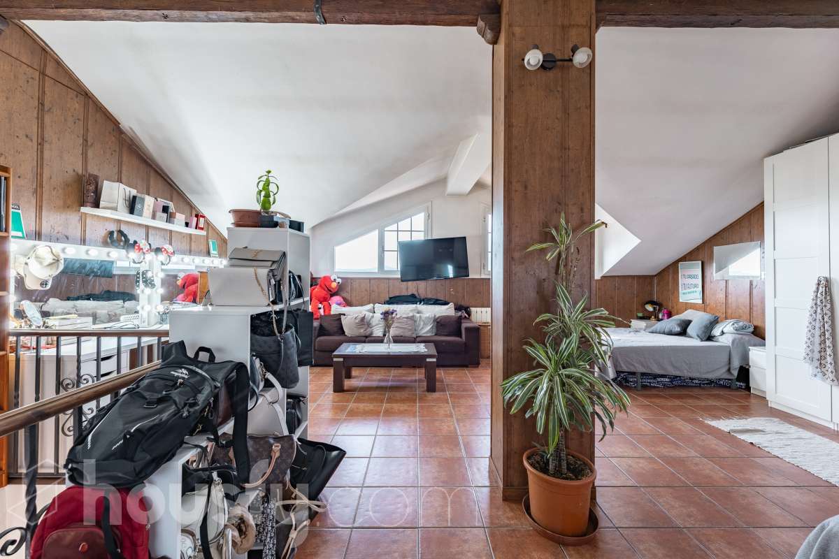 Housfy vende 🏡 fabulosa casa ubicada en Piera, si buscas aire puro, tranquilidad y esas vistas privilegiadas sin duda esta vivienda es la que estabas buscando. Dispone de 159m2 útiles verificados con la Dirección General de Catastro. Construida en el año: 1978. Distribución de estancias -Salón-comedor -3 Dormitorios -Buhardilla -2 Baños -Cocina equipada Características específicas -Vistas extraordinarias -Cédula de habitabilidad -Terraza -Jardín privado -Plaza de garaje Zona y entorno Respecto a la ubicación, se sitúa en Piera, municipio de Barcelona. Esta propiedad se encuentra cerca de transporte público, colegios, supermercados y farmacias. Aviso legal El precio de venta no incluye gastos de la compraventa como notaría, registro, impuestos, ni tampoco honorarios agencia. Esta publicación no es vinculante. Consulta siempre la nota simple con Housfy antes de formalizar la compraventa. Sobre nosotros Housfy es la plataforma integral de servicios inmobiliarios. Nuestra combinación de expertos y tecnología pone al alcance de todo el mundo servicios cómodos, claros y seguros. AICAT número: 7922. Nos encargamos de la gestión y asesoramiento de la compra. ¡Olvídate de todo! Hacemos los trámites por ti. Y, si además necesitas financiación, ponemos a tu disposición un bróker hipotecario para ayudarte a conseguir las mejores condiciones para tu perfil económico. ¿Quieres visitarla? Contacta con Housfy y agenda tu visita sin compromiso. Más información en: housfy.com-20