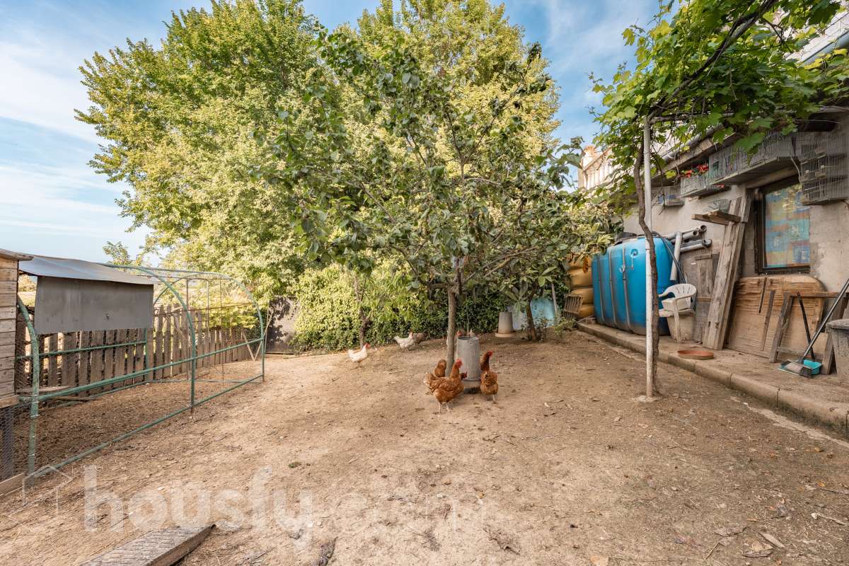 Housfy vende 🏡 fabulosa casa ubicada en Piera, si buscas aire puro, tranquilidad y esas vistas privilegiadas sin duda esta vivienda es la que estabas buscando. Dispone de 159m2 útiles verificados con la Dirección General de Catastro. Construida en el año: 1978. Distribución de estancias -Salón-comedor -3 Dormitorios -Buhardilla -2 Baños -Cocina equipada Características específicas -Vistas extraordinarias -Cédula de habitabilidad -Terraza -Jardín privado -Plaza de garaje Zona y entorno Respecto a la ubicación, se sitúa en Piera, municipio de Barcelona. Esta propiedad se encuentra cerca de transporte público, colegios, supermercados y farmacias. Aviso legal El precio de venta no incluye gastos de la compraventa como notaría, registro, impuestos, ni tampoco honorarios agencia. Esta publicación no es vinculante. Consulta siempre la nota simple con Housfy antes de formalizar la compraventa. Sobre nosotros Housfy es la plataforma integral de servicios inmobiliarios. Nuestra combinación de expertos y tecnología pone al alcance de todo el mundo servicios cómodos, claros y seguros. AICAT número: 7922. Nos encargamos de la gestión y asesoramiento de la compra. ¡Olvídate de todo! Hacemos los trámites por ti. Y, si además necesitas financiación, ponemos a tu disposición un bróker hipotecario para ayudarte a conseguir las mejores condiciones para tu perfil económico. ¿Quieres visitarla? Contacta con Housfy y agenda tu visita sin compromiso. Más información en: housfy.com-40