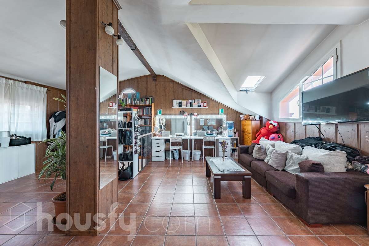Housfy vende 🏡 fabulosa casa ubicada en Piera, si buscas aire puro, tranquilidad y esas vistas privilegiadas sin duda esta vivienda es la que estabas buscando. Dispone de 159m2 útiles verificados con la Dirección General de Catastro. Construida en el año: 1978. Distribución de estancias -Salón-comedor -3 Dormitorios -Buhardilla -2 Baños -Cocina equipada Características específicas -Vistas extraordinarias -Cédula de habitabilidad -Terraza -Jardín privado -Plaza de garaje Zona y entorno Respecto a la ubicación, se sitúa en Piera, municipio de Barcelona. Esta propiedad se encuentra cerca de transporte público, colegios, supermercados y farmacias. Aviso legal El precio de venta no incluye gastos de la compraventa como notaría, registro, impuestos, ni tampoco honorarios agencia. Esta publicación no es vinculante. Consulta siempre la nota simple con Housfy antes de formalizar la compraventa. Sobre nosotros Housfy es la plataforma integral de servicios inmobiliarios. Nuestra combinación de expertos y tecnología pone al alcance de todo el mundo servicios cómodos, claros y seguros. AICAT número: 7922. Nos encargamos de la gestión y asesoramiento de la compra. ¡Olvídate de todo! Hacemos los trámites por ti. Y, si además necesitas financiación, ponemos a tu disposición un bróker hipotecario para ayudarte a conseguir las mejores condiciones para tu perfil económico. ¿Quieres visitarla? Contacta con Housfy y agenda tu visita sin compromiso. Más información en: housfy.com-23