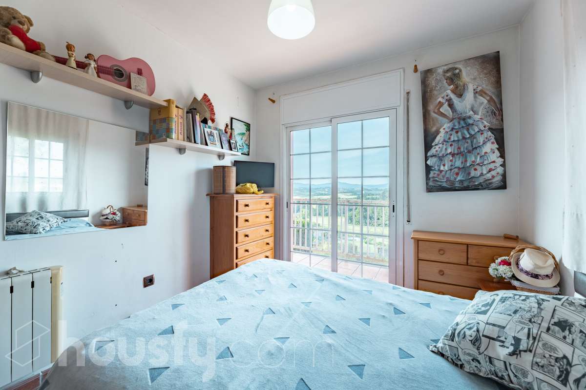 Housfy vende 🏡 fabulosa casa ubicada en Piera, si buscas aire puro, tranquilidad y esas vistas privilegiadas sin duda esta vivienda es la que estabas buscando. Dispone de 159m2 útiles verificados con la Dirección General de Catastro. Construida en el año: 1978. Distribución de estancias -Salón-comedor -3 Dormitorios -Buhardilla -2 Baños -Cocina equipada Características específicas -Vistas extraordinarias -Cédula de habitabilidad -Terraza -Jardín privado -Plaza de garaje Zona y entorno Respecto a la ubicación, se sitúa en Piera, municipio de Barcelona. Esta propiedad se encuentra cerca de transporte público, colegios, supermercados y farmacias. Aviso legal El precio de venta no incluye gastos de la compraventa como notaría, registro, impuestos, ni tampoco honorarios agencia. Esta publicación no es vinculante. Consulta siempre la nota simple con Housfy antes de formalizar la compraventa. Sobre nosotros Housfy es la plataforma integral de servicios inmobiliarios. Nuestra combinación de expertos y tecnología pone al alcance de todo el mundo servicios cómodos, claros y seguros. AICAT número: 7922. Nos encargamos de la gestión y asesoramiento de la compra. ¡Olvídate de todo! Hacemos los trámites por ti. Y, si además necesitas financiación, ponemos a tu disposición un bróker hipotecario para ayudarte a conseguir las mejores condiciones para tu perfil económico. ¿Quieres visitarla? Contacta con Housfy y agenda tu visita sin compromiso. Más información en: housfy.com-18