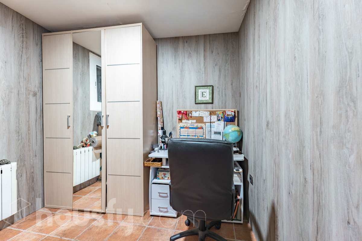 Housfy vende 🏡 fabulosa casa ubicada en Piera, si buscas aire puro, tranquilidad y esas vistas privilegiadas sin duda esta vivienda es la que estabas buscando. Dispone de 159m2 útiles verificados con la Dirección General de Catastro. Construida en el año: 1978. Distribución de estancias -Salón-comedor -3 Dormitorios -Buhardilla -2 Baños -Cocina equipada Características específicas -Vistas extraordinarias -Cédula de habitabilidad -Terraza -Jardín privado -Plaza de garaje Zona y entorno Respecto a la ubicación, se sitúa en Piera, municipio de Barcelona. Esta propiedad se encuentra cerca de transporte público, colegios, supermercados y farmacias. Aviso legal El precio de venta no incluye gastos de la compraventa como notaría, registro, impuestos, ni tampoco honorarios agencia. Esta publicación no es vinculante. Consulta siempre la nota simple con Housfy antes de formalizar la compraventa. Sobre nosotros Housfy es la plataforma integral de servicios inmobiliarios. Nuestra combinación de expertos y tecnología pone al alcance de todo el mundo servicios cómodos, claros y seguros. AICAT número: 7922. Nos encargamos de la gestión y asesoramiento de la compra. ¡Olvídate de todo! Hacemos los trámites por ti. Y, si además necesitas financiación, ponemos a tu disposición un bróker hipotecario para ayudarte a conseguir las mejores condiciones para tu perfil económico. ¿Quieres visitarla? Contacta con Housfy y agenda tu visita sin compromiso. Más información en: housfy.com-25