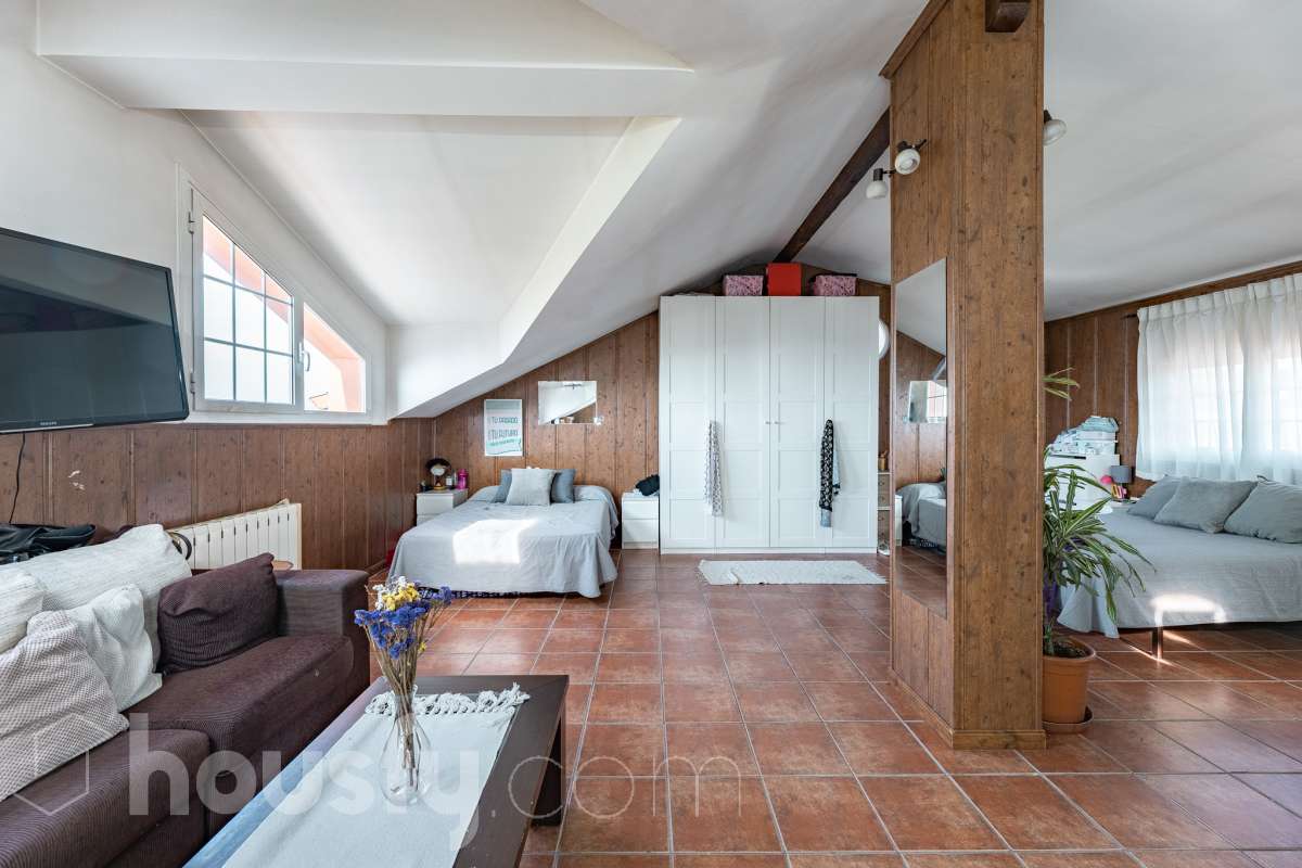Housfy vende 🏡 fabulosa casa ubicada en Piera, si buscas aire puro, tranquilidad y esas vistas privilegiadas sin duda esta vivienda es la que estabas buscando. Dispone de 159m2 útiles verificados con la Dirección General de Catastro. Construida en el año: 1978. Distribución de estancias -Salón-comedor -3 Dormitorios -Buhardilla -2 Baños -Cocina equipada Características específicas -Vistas extraordinarias -Cédula de habitabilidad -Terraza -Jardín privado -Plaza de garaje Zona y entorno Respecto a la ubicación, se sitúa en Piera, municipio de Barcelona. Esta propiedad se encuentra cerca de transporte público, colegios, supermercados y farmacias. Aviso legal El precio de venta no incluye gastos de la compraventa como notaría, registro, impuestos, ni tampoco honorarios agencia. Esta publicación no es vinculante. Consulta siempre la nota simple con Housfy antes de formalizar la compraventa. Sobre nosotros Housfy es la plataforma integral de servicios inmobiliarios. Nuestra combinación de expertos y tecnología pone al alcance de todo el mundo servicios cómodos, claros y seguros. AICAT número: 7922. Nos encargamos de la gestión y asesoramiento de la compra. ¡Olvídate de todo! Hacemos los trámites por ti. Y, si además necesitas financiación, ponemos a tu disposición un bróker hipotecario para ayudarte a conseguir las mejores condiciones para tu perfil económico. ¿Quieres visitarla? Contacta con Housfy y agenda tu visita sin compromiso. Más información en: housfy.com-24