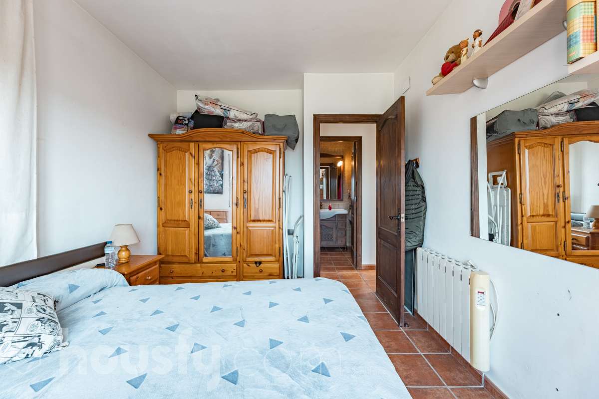 Housfy vende 🏡 fabulosa casa ubicada en Piera, si buscas aire puro, tranquilidad y esas vistas privilegiadas sin duda esta vivienda es la que estabas buscando. Dispone de 159m2 útiles verificados con la Dirección General de Catastro. Construida en el año: 1978. Distribución de estancias -Salón-comedor -3 Dormitorios -Buhardilla -2 Baños -Cocina equipada Características específicas -Vistas extraordinarias -Cédula de habitabilidad -Terraza -Jardín privado -Plaza de garaje Zona y entorno Respecto a la ubicación, se sitúa en Piera, municipio de Barcelona. Esta propiedad se encuentra cerca de transporte público, colegios, supermercados y farmacias. Aviso legal El precio de venta no incluye gastos de la compraventa como notaría, registro, impuestos, ni tampoco honorarios agencia. Esta publicación no es vinculante. Consulta siempre la nota simple con Housfy antes de formalizar la compraventa. Sobre nosotros Housfy es la plataforma integral de servicios inmobiliarios. Nuestra combinación de expertos y tecnología pone al alcance de todo el mundo servicios cómodos, claros y seguros. AICAT número: 7922. Nos encargamos de la gestión y asesoramiento de la compra. ¡Olvídate de todo! Hacemos los trámites por ti. Y, si además necesitas financiación, ponemos a tu disposición un bróker hipotecario para ayudarte a conseguir las mejores condiciones para tu perfil económico. ¿Quieres visitarla? Contacta con Housfy y agenda tu visita sin compromiso. Más información en: housfy.com-19
