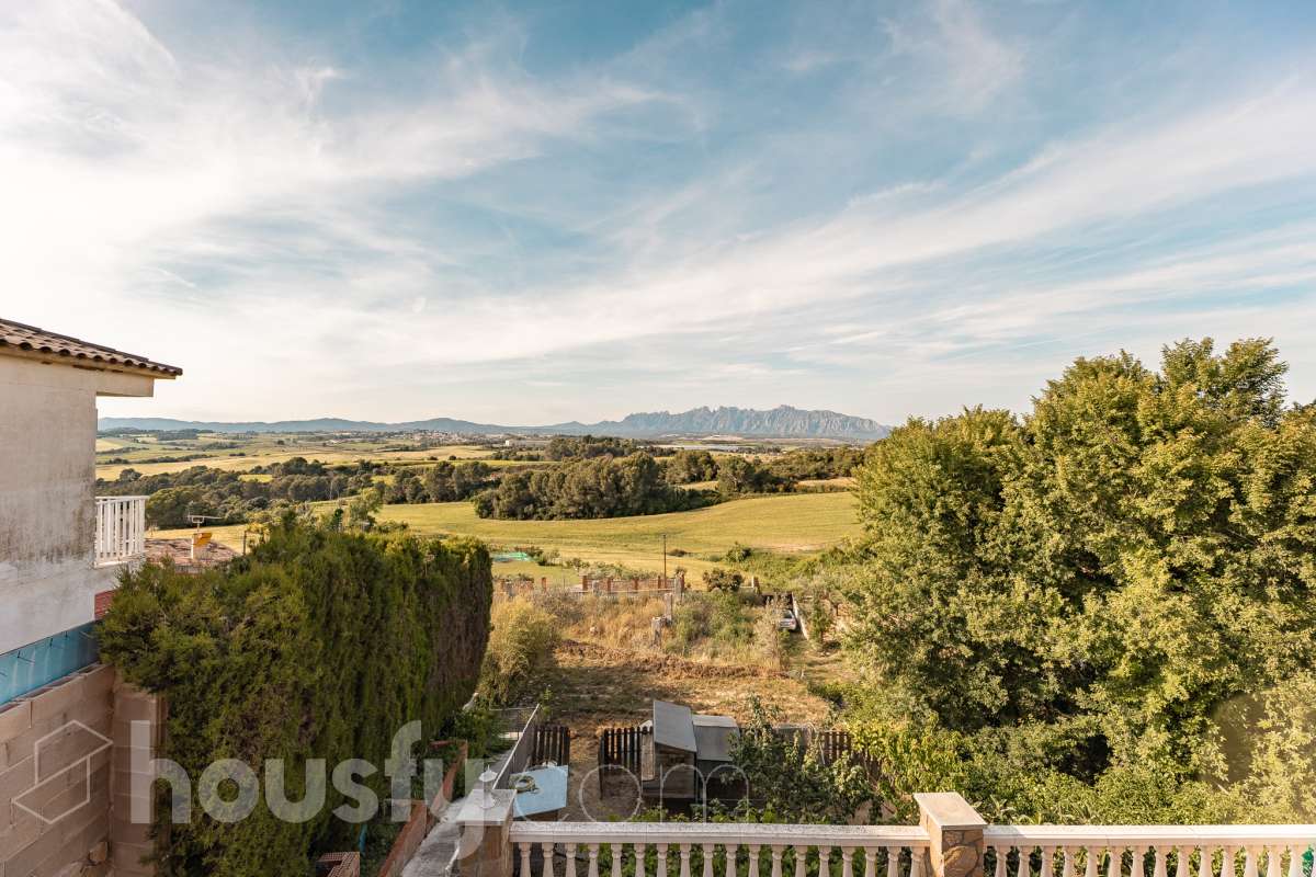 Housfy vende 🏡 fabulosa casa ubicada en Piera, si buscas aire puro, tranquilidad y esas vistas privilegiadas sin duda esta vivienda es la que estabas buscando. Dispone de 159m2 útiles verificados con la Dirección General de Catastro. Construida en el año: 1978. Distribución de estancias -Salón-comedor -3 Dormitorios -Buhardilla -2 Baños -Cocina equipada Características específicas -Vistas extraordinarias -Cédula de habitabilidad -Terraza -Jardín privado -Plaza de garaje Zona y entorno Respecto a la ubicación, se sitúa en Piera, municipio de Barcelona. Esta propiedad se encuentra cerca de transporte público, colegios, supermercados y farmacias. Aviso legal El precio de venta no incluye gastos de la compraventa como notaría, registro, impuestos, ni tampoco honorarios agencia. Esta publicación no es vinculante. Consulta siempre la nota simple con Housfy antes de formalizar la compraventa. Sobre nosotros Housfy es la plataforma integral de servicios inmobiliarios. Nuestra combinación de expertos y tecnología pone al alcance de todo el mundo servicios cómodos, claros y seguros. AICAT número: 7922. Nos encargamos de la gestión y asesoramiento de la compra. ¡Olvídate de todo! Hacemos los trámites por ti. Y, si además necesitas financiación, ponemos a tu disposición un bróker hipotecario para ayudarte a conseguir las mejores condiciones para tu perfil económico. ¿Quieres visitarla? Contacta con Housfy y agenda tu visita sin compromiso. Más información en: housfy.com-55