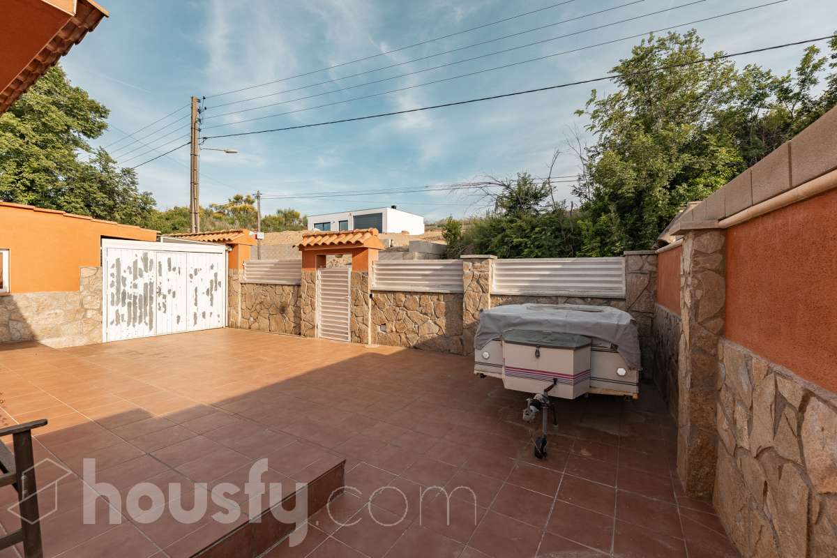 Housfy vende 🏡 fabulosa casa ubicada en Piera, si buscas aire puro, tranquilidad y esas vistas privilegiadas sin duda esta vivienda es la que estabas buscando. Dispone de 159m2 útiles verificados con la Dirección General de Catastro. Construida en el año: 1978. Distribución de estancias -Salón-comedor -3 Dormitorios -Buhardilla -2 Baños -Cocina equipada Características específicas -Vistas extraordinarias -Cédula de habitabilidad -Terraza -Jardín privado -Plaza de garaje Zona y entorno Respecto a la ubicación, se sitúa en Piera, municipio de Barcelona. Esta propiedad se encuentra cerca de transporte público, colegios, supermercados y farmacias. Aviso legal El precio de venta no incluye gastos de la compraventa como notaría, registro, impuestos, ni tampoco honorarios agencia. Esta publicación no es vinculante. Consulta siempre la nota simple con Housfy antes de formalizar la compraventa. Sobre nosotros Housfy es la plataforma integral de servicios inmobiliarios. Nuestra combinación de expertos y tecnología pone al alcance de todo el mundo servicios cómodos, claros y seguros. AICAT número: 7922. Nos encargamos de la gestión y asesoramiento de la compra. ¡Olvídate de todo! Hacemos los trámites por ti. Y, si además necesitas financiación, ponemos a tu disposición un bróker hipotecario para ayudarte a conseguir las mejores condiciones para tu perfil económico. ¿Quieres visitarla? Contacta con Housfy y agenda tu visita sin compromiso. Más información en: housfy.com-36
