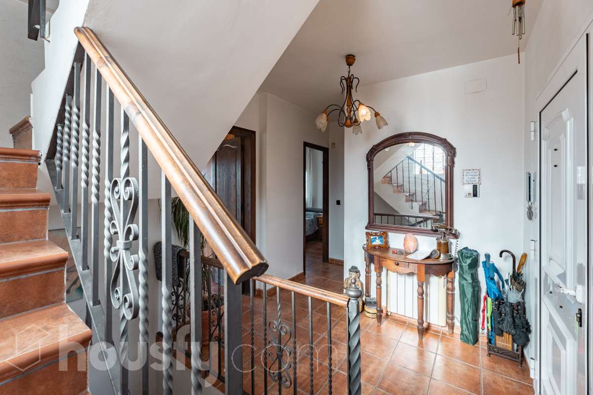 Housfy vende 🏡 fabulosa casa ubicada en Piera, si buscas aire puro, tranquilidad y esas vistas privilegiadas sin duda esta vivienda es la que estabas buscando. Dispone de 159m2 útiles verificados con la Dirección General de Catastro. Construida en el año: 1978. Distribución de estancias -Salón-comedor -3 Dormitorios -Buhardilla -2 Baños -Cocina equipada Características específicas -Vistas extraordinarias -Cédula de habitabilidad -Terraza -Jardín privado -Plaza de garaje Zona y entorno Respecto a la ubicación, se sitúa en Piera, municipio de Barcelona. Esta propiedad se encuentra cerca de transporte público, colegios, supermercados y farmacias. Aviso legal El precio de venta no incluye gastos de la compraventa como notaría, registro, impuestos, ni tampoco honorarios agencia. Esta publicación no es vinculante. Consulta siempre la nota simple con Housfy antes de formalizar la compraventa. Sobre nosotros Housfy es la plataforma integral de servicios inmobiliarios. Nuestra combinación de expertos y tecnología pone al alcance de todo el mundo servicios cómodos, claros y seguros. AICAT número: 7922. Nos encargamos de la gestión y asesoramiento de la compra. ¡Olvídate de todo! Hacemos los trámites por ti. Y, si además necesitas financiación, ponemos a tu disposición un bróker hipotecario para ayudarte a conseguir las mejores condiciones para tu perfil económico. ¿Quieres visitarla? Contacta con Housfy y agenda tu visita sin compromiso. Más información en: housfy.com-52