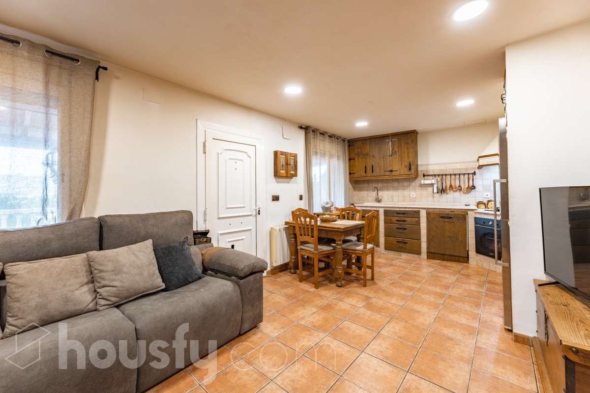 Housfy vende 🏡 fabulosa casa ubicada en Piera, si buscas aire puro, tranquilidad y esas vistas privilegiadas sin duda esta vivienda es la que estabas buscando. Dispone de 159m2 útiles verificados con la Dirección General de Catastro. Construida en el año: 1978. Distribución de estancias -Salón-comedor -3 Dormitorios -Buhardilla -2 Baños -Cocina equipada Características específicas -Vistas extraordinarias -Cédula de habitabilidad -Terraza -Jardín privado -Plaza de garaje Zona y entorno Respecto a la ubicación, se sitúa en Piera, municipio de Barcelona. Esta propiedad se encuentra cerca de transporte público, colegios, supermercados y farmacias. Aviso legal El precio de venta no incluye gastos de la compraventa como notaría, registro, impuestos, ni tampoco honorarios agencia. Esta publicación no es vinculante. Consulta siempre la nota simple con Housfy antes de formalizar la compraventa. Sobre nosotros Housfy es la plataforma integral de servicios inmobiliarios. Nuestra combinación de expertos y tecnología pone al alcance de todo el mundo servicios cómodos, claros y seguros. AICAT número: 7922. Nos encargamos de la gestión y asesoramiento de la compra. ¡Olvídate de todo! Hacemos los trámites por ti. Y, si además necesitas financiación, ponemos a tu disposición un bróker hipotecario para ayudarte a conseguir las mejores condiciones para tu perfil económico. ¿Quieres visitarla? Contacta con Housfy y agenda tu visita sin compromiso. Más información en: housfy.com-10