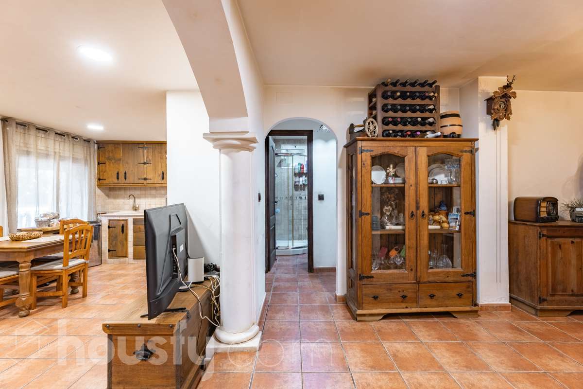 Housfy vende 🏡 fabulosa casa ubicada en Piera, si buscas aire puro, tranquilidad y esas vistas privilegiadas sin duda esta vivienda es la que estabas buscando. Dispone de 159m2 útiles verificados con la Dirección General de Catastro. Construida en el año: 1978. Distribución de estancias -Salón-comedor -3 Dormitorios -Buhardilla -2 Baños -Cocina equipada Características específicas -Vistas extraordinarias -Cédula de habitabilidad -Terraza -Jardín privado -Plaza de garaje Zona y entorno Respecto a la ubicación, se sitúa en Piera, municipio de Barcelona. Esta propiedad se encuentra cerca de transporte público, colegios, supermercados y farmacias. Aviso legal El precio de venta no incluye gastos de la compraventa como notaría, registro, impuestos, ni tampoco honorarios agencia. Esta publicación no es vinculante. Consulta siempre la nota simple con Housfy antes de formalizar la compraventa. Sobre nosotros Housfy es la plataforma integral de servicios inmobiliarios. Nuestra combinación de expertos y tecnología pone al alcance de todo el mundo servicios cómodos, claros y seguros. AICAT número: 7922. Nos encargamos de la gestión y asesoramiento de la compra. ¡Olvídate de todo! Hacemos los trámites por ti. Y, si además necesitas financiación, ponemos a tu disposición un bróker hipotecario para ayudarte a conseguir las mejores condiciones para tu perfil económico. ¿Quieres visitarla? Contacta con Housfy y agenda tu visita sin compromiso. Más información en: housfy.com-12