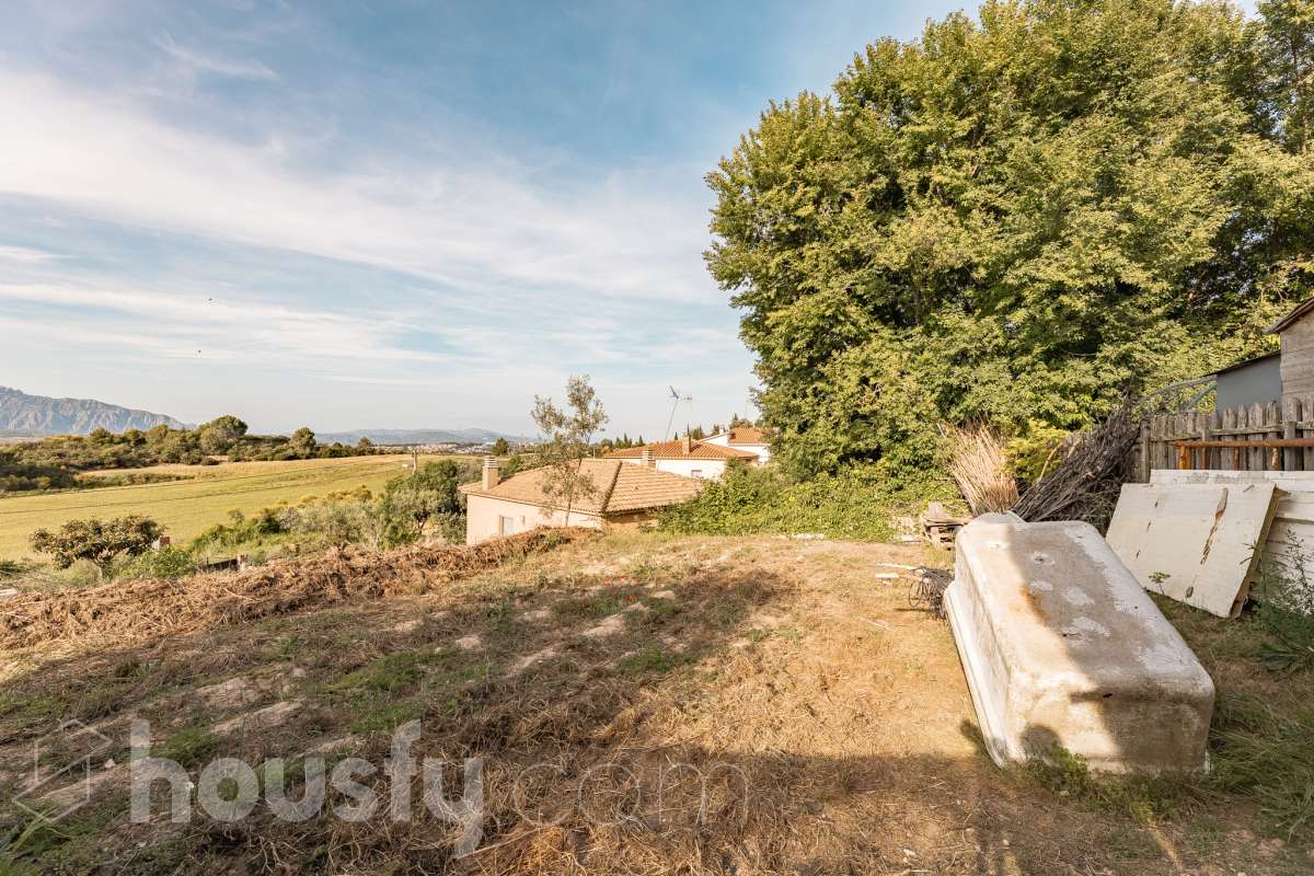 Housfy vende 🏡 fabulosa casa ubicada en Piera, si buscas aire puro, tranquilidad y esas vistas privilegiadas sin duda esta vivienda es la que estabas buscando. Dispone de 159m2 útiles verificados con la Dirección General de Catastro. Construida en el año: 1978. Distribución de estancias -Salón-comedor -3 Dormitorios -Buhardilla -2 Baños -Cocina equipada Características específicas -Vistas extraordinarias -Cédula de habitabilidad -Terraza -Jardín privado -Plaza de garaje Zona y entorno Respecto a la ubicación, se sitúa en Piera, municipio de Barcelona. Esta propiedad se encuentra cerca de transporte público, colegios, supermercados y farmacias. Aviso legal El precio de venta no incluye gastos de la compraventa como notaría, registro, impuestos, ni tampoco honorarios agencia. Esta publicación no es vinculante. Consulta siempre la nota simple con Housfy antes de formalizar la compraventa. Sobre nosotros Housfy es la plataforma integral de servicios inmobiliarios. Nuestra combinación de expertos y tecnología pone al alcance de todo el mundo servicios cómodos, claros y seguros. AICAT número: 7922. Nos encargamos de la gestión y asesoramiento de la compra. ¡Olvídate de todo! Hacemos los trámites por ti. Y, si además necesitas financiación, ponemos a tu disposición un bróker hipotecario para ayudarte a conseguir las mejores condiciones para tu perfil económico. ¿Quieres visitarla? Contacta con Housfy y agenda tu visita sin compromiso. Más información en: housfy.com-41