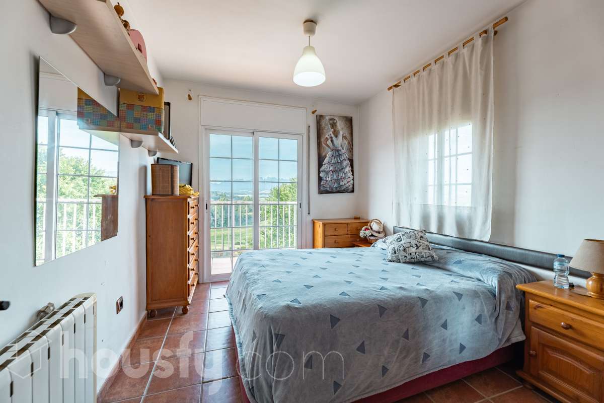 Housfy vende 🏡 fabulosa casa ubicada en Piera, si buscas aire puro, tranquilidad y esas vistas privilegiadas sin duda esta vivienda es la que estabas buscando. Dispone de 159m2 útiles verificados con la Dirección General de Catastro. Construida en el año: 1978. Distribución de estancias -Salón-comedor -3 Dormitorios -Buhardilla -2 Baños -Cocina equipada Características específicas -Vistas extraordinarias -Cédula de habitabilidad -Terraza -Jardín privado -Plaza de garaje Zona y entorno Respecto a la ubicación, se sitúa en Piera, municipio de Barcelona. Esta propiedad se encuentra cerca de transporte público, colegios, supermercados y farmacias. Aviso legal El precio de venta no incluye gastos de la compraventa como notaría, registro, impuestos, ni tampoco honorarios agencia. Esta publicación no es vinculante. Consulta siempre la nota simple con Housfy antes de formalizar la compraventa. Sobre nosotros Housfy es la plataforma integral de servicios inmobiliarios. Nuestra combinación de expertos y tecnología pone al alcance de todo el mundo servicios cómodos, claros y seguros. AICAT número: 7922. Nos encargamos de la gestión y asesoramiento de la compra. ¡Olvídate de todo! Hacemos los trámites por ti. Y, si además necesitas financiación, ponemos a tu disposición un bróker hipotecario para ayudarte a conseguir las mejores condiciones para tu perfil económico. ¿Quieres visitarla? Contacta con Housfy y agenda tu visita sin compromiso. Más información en: housfy.com-17