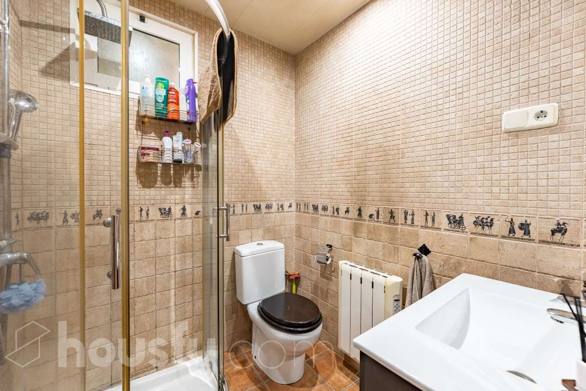 Housfy vende 🏡 fabulosa casa ubicada en Piera, si buscas aire puro, tranquilidad y esas vistas privilegiadas sin duda esta vivienda es la que estabas buscando. Dispone de 159m2 útiles verificados con la Dirección General de Catastro. Construida en el año: 1978. Distribución de estancias -Salón-comedor -3 Dormitorios -Buhardilla -2 Baños -Cocina equipada Características específicas -Vistas extraordinarias -Cédula de habitabilidad -Terraza -Jardín privado -Plaza de garaje Zona y entorno Respecto a la ubicación, se sitúa en Piera, municipio de Barcelona. Esta propiedad se encuentra cerca de transporte público, colegios, supermercados y farmacias. Aviso legal El precio de venta no incluye gastos de la compraventa como notaría, registro, impuestos, ni tampoco honorarios agencia. Esta publicación no es vinculante. Consulta siempre la nota simple con Housfy antes de formalizar la compraventa. Sobre nosotros Housfy es la plataforma integral de servicios inmobiliarios. Nuestra combinación de expertos y tecnología pone al alcance de todo el mundo servicios cómodos, claros y seguros. AICAT número: 7922. Nos encargamos de la gestión y asesoramiento de la compra. ¡Olvídate de todo! Hacemos los trámites por ti. Y, si además necesitas financiación, ponemos a tu disposición un bróker hipotecario para ayudarte a conseguir las mejores condiciones para tu perfil económico. ¿Quieres visitarla? Contacta con Housfy y agenda tu visita sin compromiso. Más información en: housfy.com-33