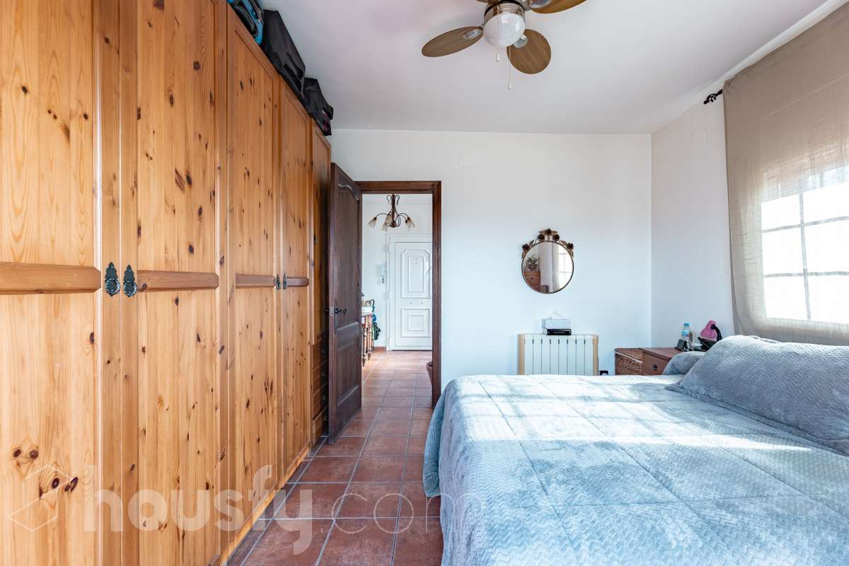Housfy vende 🏡 fabulosa casa ubicada en Piera, si buscas aire puro, tranquilidad y esas vistas privilegiadas sin duda esta vivienda es la que estabas buscando. Dispone de 159m2 útiles verificados con la Dirección General de Catastro. Construida en el año: 1978. Distribución de estancias -Salón-comedor -3 Dormitorios -Buhardilla -2 Baños -Cocina equipada Características específicas -Vistas extraordinarias -Cédula de habitabilidad -Terraza -Jardín privado -Plaza de garaje Zona y entorno Respecto a la ubicación, se sitúa en Piera, municipio de Barcelona. Esta propiedad se encuentra cerca de transporte público, colegios, supermercados y farmacias. Aviso legal El precio de venta no incluye gastos de la compraventa como notaría, registro, impuestos, ni tampoco honorarios agencia. Esta publicación no es vinculante. Consulta siempre la nota simple con Housfy antes de formalizar la compraventa. Sobre nosotros Housfy es la plataforma integral de servicios inmobiliarios. Nuestra combinación de expertos y tecnología pone al alcance de todo el mundo servicios cómodos, claros y seguros. AICAT número: 7922. Nos encargamos de la gestión y asesoramiento de la compra. ¡Olvídate de todo! Hacemos los trámites por ti. Y, si además necesitas financiación, ponemos a tu disposición un bróker hipotecario para ayudarte a conseguir las mejores condiciones para tu perfil económico. ¿Quieres visitarla? Contacta con Housfy y agenda tu visita sin compromiso. Más información en: housfy.com-16