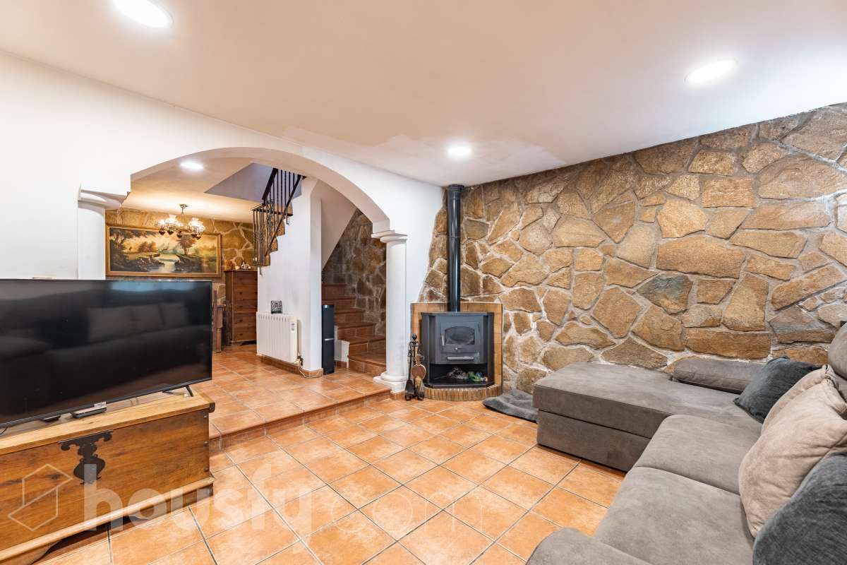 Housfy vende 🏡 fabulosa casa ubicada en Piera, si buscas aire puro, tranquilidad y esas vistas privilegiadas sin duda esta vivienda es la que estabas buscando. Dispone de 159m2 útiles verificados con la Dirección General de Catastro. Construida en el año: 1978. Distribución de estancias -Salón-comedor -3 Dormitorios -Buhardilla -2 Baños -Cocina equipada Características específicas -Vistas extraordinarias -Cédula de habitabilidad -Terraza -Jardín privado -Plaza de garaje Zona y entorno Respecto a la ubicación, se sitúa en Piera, municipio de Barcelona. Esta propiedad se encuentra cerca de transporte público, colegios, supermercados y farmacias. Aviso legal El precio de venta no incluye gastos de la compraventa como notaría, registro, impuestos, ni tampoco honorarios agencia. Esta publicación no es vinculante. Consulta siempre la nota simple con Housfy antes de formalizar la compraventa. Sobre nosotros Housfy es la plataforma integral de servicios inmobiliarios. Nuestra combinación de expertos y tecnología pone al alcance de todo el mundo servicios cómodos, claros y seguros. AICAT número: 7922. Nos encargamos de la gestión y asesoramiento de la compra. ¡Olvídate de todo! Hacemos los trámites por ti. Y, si además necesitas financiación, ponemos a tu disposición un bróker hipotecario para ayudarte a conseguir las mejores condiciones para tu perfil económico. ¿Quieres visitarla? Contacta con Housfy y agenda tu visita sin compromiso. Más información en: housfy.com-11