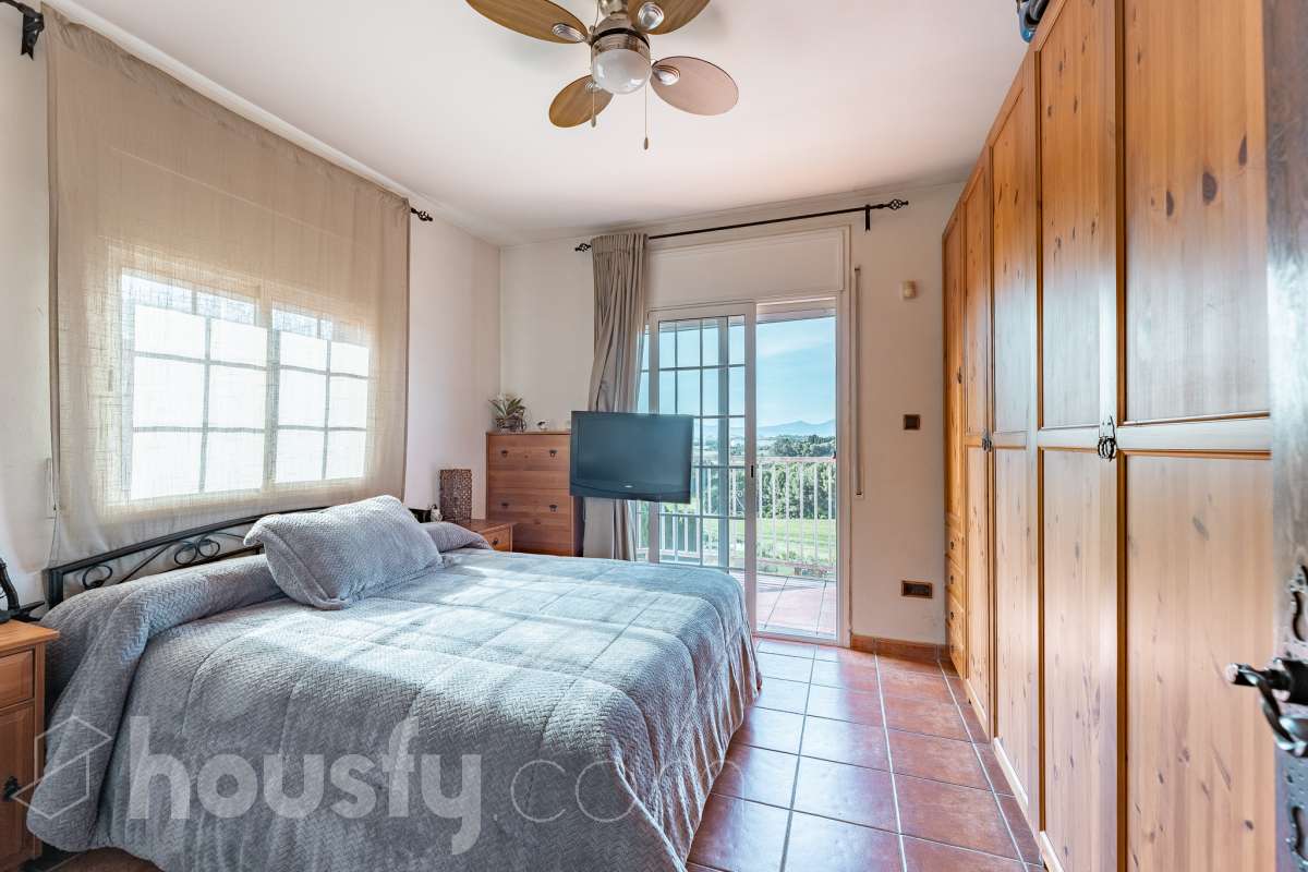 Housfy vende 🏡 fabulosa casa ubicada en Piera, si buscas aire puro, tranquilidad y esas vistas privilegiadas sin duda esta vivienda es la que estabas buscando. Dispone de 159m2 útiles verificados con la Dirección General de Catastro. Construida en el año: 1978. Distribución de estancias -Salón-comedor -3 Dormitorios -Buhardilla -2 Baños -Cocina equipada Características específicas -Vistas extraordinarias -Cédula de habitabilidad -Terraza -Jardín privado -Plaza de garaje Zona y entorno Respecto a la ubicación, se sitúa en Piera, municipio de Barcelona. Esta propiedad se encuentra cerca de transporte público, colegios, supermercados y farmacias. Aviso legal El precio de venta no incluye gastos de la compraventa como notaría, registro, impuestos, ni tampoco honorarios agencia. Esta publicación no es vinculante. Consulta siempre la nota simple con Housfy antes de formalizar la compraventa. Sobre nosotros Housfy es la plataforma integral de servicios inmobiliarios. Nuestra combinación de expertos y tecnología pone al alcance de todo el mundo servicios cómodos, claros y seguros. AICAT número: 7922. Nos encargamos de la gestión y asesoramiento de la compra. ¡Olvídate de todo! Hacemos los trámites por ti. Y, si además necesitas financiación, ponemos a tu disposición un bróker hipotecario para ayudarte a conseguir las mejores condiciones para tu perfil económico. ¿Quieres visitarla? Contacta con Housfy y agenda tu visita sin compromiso. Más información en: housfy.com-14