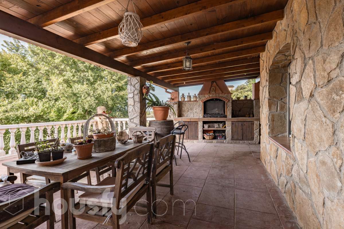 Housfy vende 🏡 fabulosa casa ubicada en Piera, si buscas aire puro, tranquilidad y esas vistas privilegiadas sin duda esta vivienda es la que estabas buscando. Dispone de 159m2 útiles verificados con la Dirección General de Catastro. Construida en el año: 1978. Distribución de estancias -Salón-comedor -3 Dormitorios -Buhardilla -2 Baños -Cocina equipada Características específicas -Vistas extraordinarias -Cédula de habitabilidad -Terraza -Jardín privado -Plaza de garaje Zona y entorno Respecto a la ubicación, se sitúa en Piera, municipio de Barcelona. Esta propiedad se encuentra cerca de transporte público, colegios, supermercados y farmacias. Aviso legal El precio de venta no incluye gastos de la compraventa como notaría, registro, impuestos, ni tampoco honorarios agencia. Esta publicación no es vinculante. Consulta siempre la nota simple con Housfy antes de formalizar la compraventa. Sobre nosotros Housfy es la plataforma integral de servicios inmobiliarios. Nuestra combinación de expertos y tecnología pone al alcance de todo el mundo servicios cómodos, claros y seguros. AICAT número: 7922. Nos encargamos de la gestión y asesoramiento de la compra. ¡Olvídate de todo! Hacemos los trámites por ti. Y, si además necesitas financiación, ponemos a tu disposición un bróker hipotecario para ayudarte a conseguir las mejores condiciones para tu perfil económico. ¿Quieres visitarla? Contacta con Housfy y agenda tu visita sin compromiso. Más información en: housfy.com-47