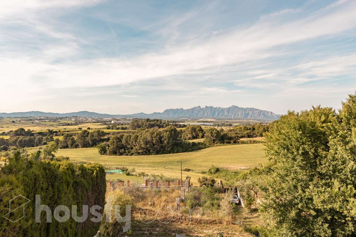 Housfy vende 🏡 fabulosa casa ubicada en Piera, si buscas aire puro, tranquilidad y esas vistas privilegiadas sin duda esta vivienda es la que estabas buscando. Dispone de 159m2 útiles verificados con la Dirección General de Catastro. Construida en el año: 1978. Distribución de estancias -Salón-comedor -3 Dormitorios -Buhardilla -2 Baños -Cocina equipada Características específicas -Vistas extraordinarias -Cédula de habitabilidad -Terraza -Jardín privado -Plaza de garaje Zona y entorno Respecto a la ubicación, se sitúa en Piera, municipio de Barcelona. Esta propiedad se encuentra cerca de transporte público, colegios, supermercados y farmacias. Aviso legal El precio de venta no incluye gastos de la compraventa como notaría, registro, impuestos, ni tampoco honorarios agencia. Esta publicación no es vinculante. Consulta siempre la nota simple con Housfy antes de formalizar la compraventa. Sobre nosotros Housfy es la plataforma integral de servicios inmobiliarios. Nuestra combinación de expertos y tecnología pone al alcance de todo el mundo servicios cómodos, claros y seguros. AICAT número: 7922. Nos encargamos de la gestión y asesoramiento de la compra. ¡Olvídate de todo! Hacemos los trámites por ti. Y, si además necesitas financiación, ponemos a tu disposición un bróker hipotecario para ayudarte a conseguir las mejores condiciones para tu perfil económico. ¿Quieres visitarla? Contacta con Housfy y agenda tu visita sin compromiso. Más información en: housfy.com-2