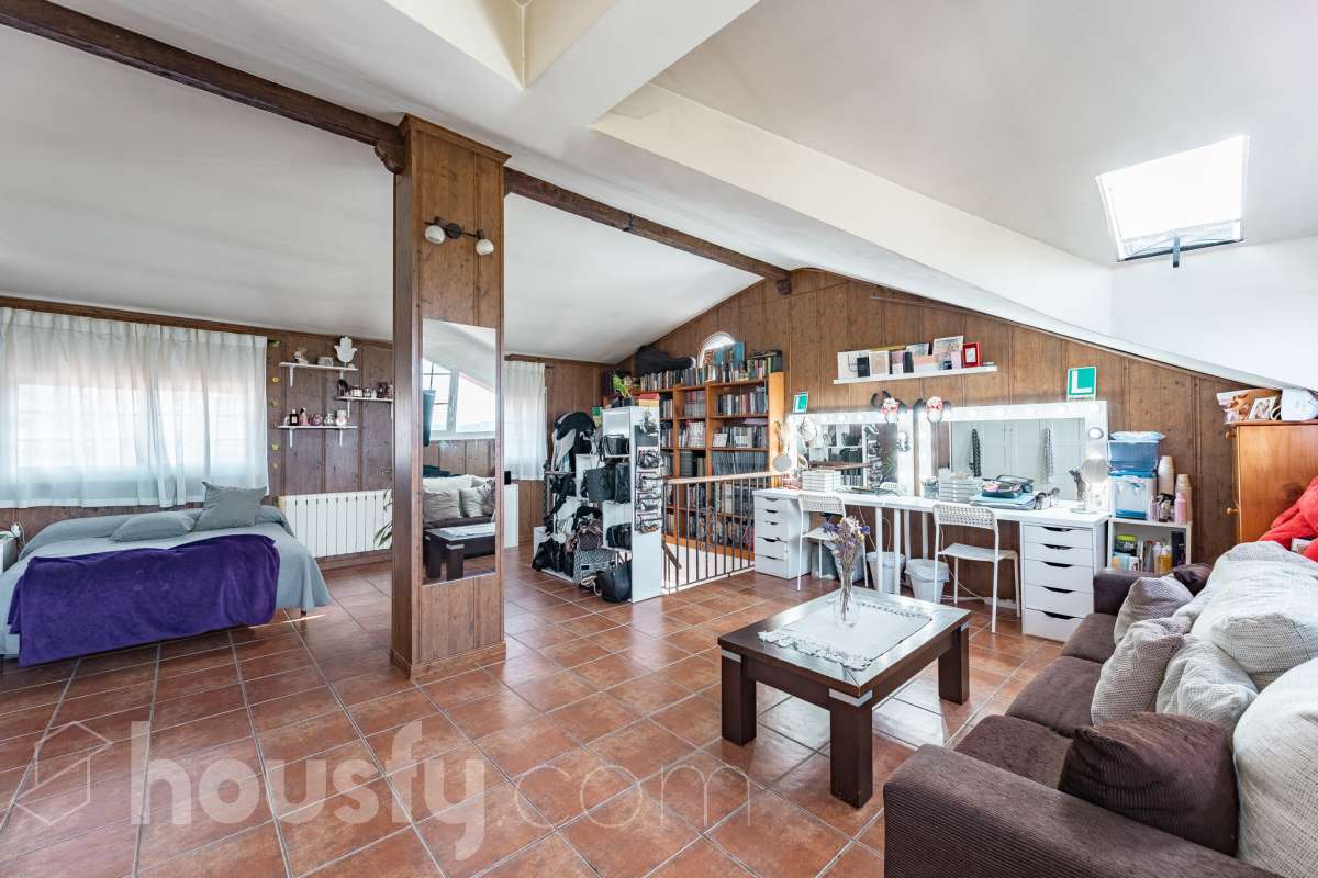 Housfy vende 🏡 fabulosa casa ubicada en Piera, si buscas aire puro, tranquilidad y esas vistas privilegiadas sin duda esta vivienda es la que estabas buscando. Dispone de 159m2 útiles verificados con la Dirección General de Catastro. Construida en el año: 1978. Distribución de estancias -Salón-comedor -3 Dormitorios -Buhardilla -2 Baños -Cocina equipada Características específicas -Vistas extraordinarias -Cédula de habitabilidad -Terraza -Jardín privado -Plaza de garaje Zona y entorno Respecto a la ubicación, se sitúa en Piera, municipio de Barcelona. Esta propiedad se encuentra cerca de transporte público, colegios, supermercados y farmacias. Aviso legal El precio de venta no incluye gastos de la compraventa como notaría, registro, impuestos, ni tampoco honorarios agencia. Esta publicación no es vinculante. Consulta siempre la nota simple con Housfy antes de formalizar la compraventa. Sobre nosotros Housfy es la plataforma integral de servicios inmobiliarios. Nuestra combinación de expertos y tecnología pone al alcance de todo el mundo servicios cómodos, claros y seguros. AICAT número: 7922. Nos encargamos de la gestión y asesoramiento de la compra. ¡Olvídate de todo! Hacemos los trámites por ti. Y, si además necesitas financiación, ponemos a tu disposición un bróker hipotecario para ayudarte a conseguir las mejores condiciones para tu perfil económico. ¿Quieres visitarla? Contacta con Housfy y agenda tu visita sin compromiso. Más información en: housfy.com-21