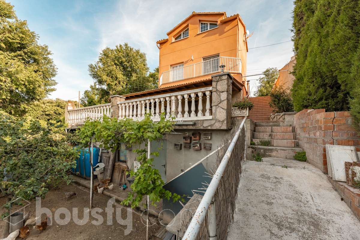 Housfy vende 🏡 fabulosa casa ubicada en Piera, si buscas aire puro, tranquilidad y esas vistas privilegiadas sin duda esta vivienda es la que estabas buscando. Dispone de 159m2 útiles verificados con la Dirección General de Catastro. Construida en el año: 1978. Distribución de estancias -Salón-comedor -3 Dormitorios -Buhardilla -2 Baños -Cocina equipada Características específicas -Vistas extraordinarias -Cédula de habitabilidad -Terraza -Jardín privado -Plaza de garaje Zona y entorno Respecto a la ubicación, se sitúa en Piera, municipio de Barcelona. Esta propiedad se encuentra cerca de transporte público, colegios, supermercados y farmacias. Aviso legal El precio de venta no incluye gastos de la compraventa como notaría, registro, impuestos, ni tampoco honorarios agencia. Esta publicación no es vinculante. Consulta siempre la nota simple con Housfy antes de formalizar la compraventa. Sobre nosotros Housfy es la plataforma integral de servicios inmobiliarios. Nuestra combinación de expertos y tecnología pone al alcance de todo el mundo servicios cómodos, claros y seguros. AICAT número: 7922. Nos encargamos de la gestión y asesoramiento de la compra. ¡Olvídate de todo! Hacemos los trámites por ti. Y, si además necesitas financiación, ponemos a tu disposición un bróker hipotecario para ayudarte a conseguir las mejores condiciones para tu perfil económico. ¿Quieres visitarla? Contacta con Housfy y agenda tu visita sin compromiso. Más información en: housfy.com-46