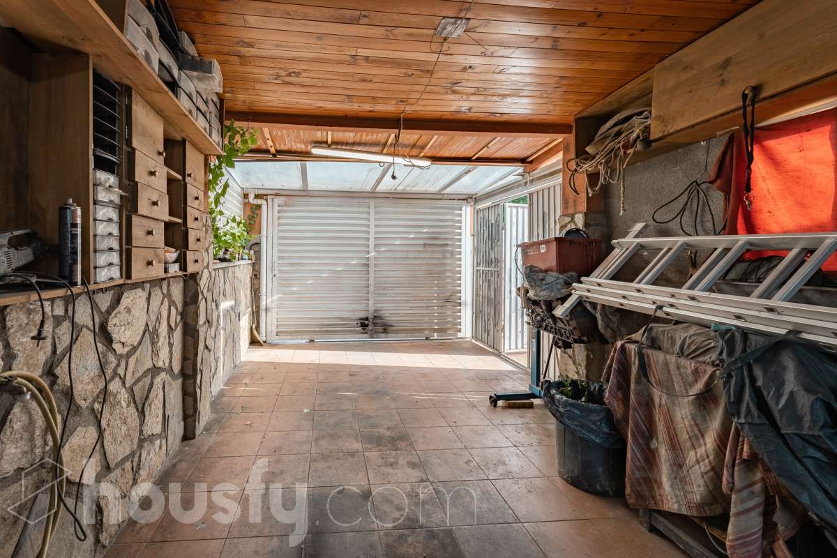 Housfy vende 🏡 fabulosa casa ubicada en Piera, si buscas aire puro, tranquilidad y esas vistas privilegiadas sin duda esta vivienda es la que estabas buscando. Dispone de 159m2 útiles verificados con la Dirección General de Catastro. Construida en el año: 1978. Distribución de estancias -Salón-comedor -3 Dormitorios -Buhardilla -2 Baños -Cocina equipada Características específicas -Vistas extraordinarias -Cédula de habitabilidad -Terraza -Jardín privado -Plaza de garaje Zona y entorno Respecto a la ubicación, se sitúa en Piera, municipio de Barcelona. Esta propiedad se encuentra cerca de transporte público, colegios, supermercados y farmacias. Aviso legal El precio de venta no incluye gastos de la compraventa como notaría, registro, impuestos, ni tampoco honorarios agencia. Esta publicación no es vinculante. Consulta siempre la nota simple con Housfy antes de formalizar la compraventa. Sobre nosotros Housfy es la plataforma integral de servicios inmobiliarios. Nuestra combinación de expertos y tecnología pone al alcance de todo el mundo servicios cómodos, claros y seguros. AICAT número: 7922. Nos encargamos de la gestión y asesoramiento de la compra. ¡Olvídate de todo! Hacemos los trámites por ti. Y, si además necesitas financiación, ponemos a tu disposición un bróker hipotecario para ayudarte a conseguir las mejores condiciones para tu perfil económico. ¿Quieres visitarla? Contacta con Housfy y agenda tu visita sin compromiso. Más información en: housfy.com-60
