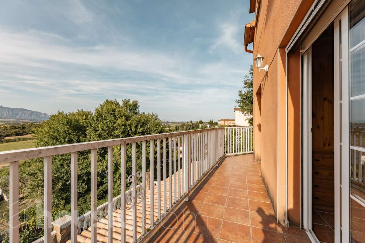 Housfy vende 🏡 fabulosa casa ubicada en Piera, si buscas aire puro, tranquilidad y esas vistas privilegiadas sin duda esta vivienda es la que estabas buscando. Dispone de 159m2 útiles verificados con la Dirección General de Catastro. Construida en el año: 1978. Distribución de estancias -Salón-comedor -3 Dormitorios -Buhardilla -2 Baños -Cocina equipada Características específicas -Vistas extraordinarias -Cédula de habitabilidad -Terraza -Jardín privado -Plaza de garaje Zona y entorno Respecto a la ubicación, se sitúa en Piera, municipio de Barcelona. Esta propiedad se encuentra cerca de transporte público, colegios, supermercados y farmacias. Aviso legal El precio de venta no incluye gastos de la compraventa como notaría, registro, impuestos, ni tampoco honorarios agencia. Esta publicación no es vinculante. Consulta siempre la nota simple con Housfy antes de formalizar la compraventa. Sobre nosotros Housfy es la plataforma integral de servicios inmobiliarios. Nuestra combinación de expertos y tecnología pone al alcance de todo el mundo servicios cómodos, claros y seguros. AICAT número: 7922. Nos encargamos de la gestión y asesoramiento de la compra. ¡Olvídate de todo! Hacemos los trámites por ti. Y, si además necesitas financiación, ponemos a tu disposición un bróker hipotecario para ayudarte a conseguir las mejores condiciones para tu perfil económico. ¿Quieres visitarla? Contacta con Housfy y agenda tu visita sin compromiso. Más información en: housfy.com-45