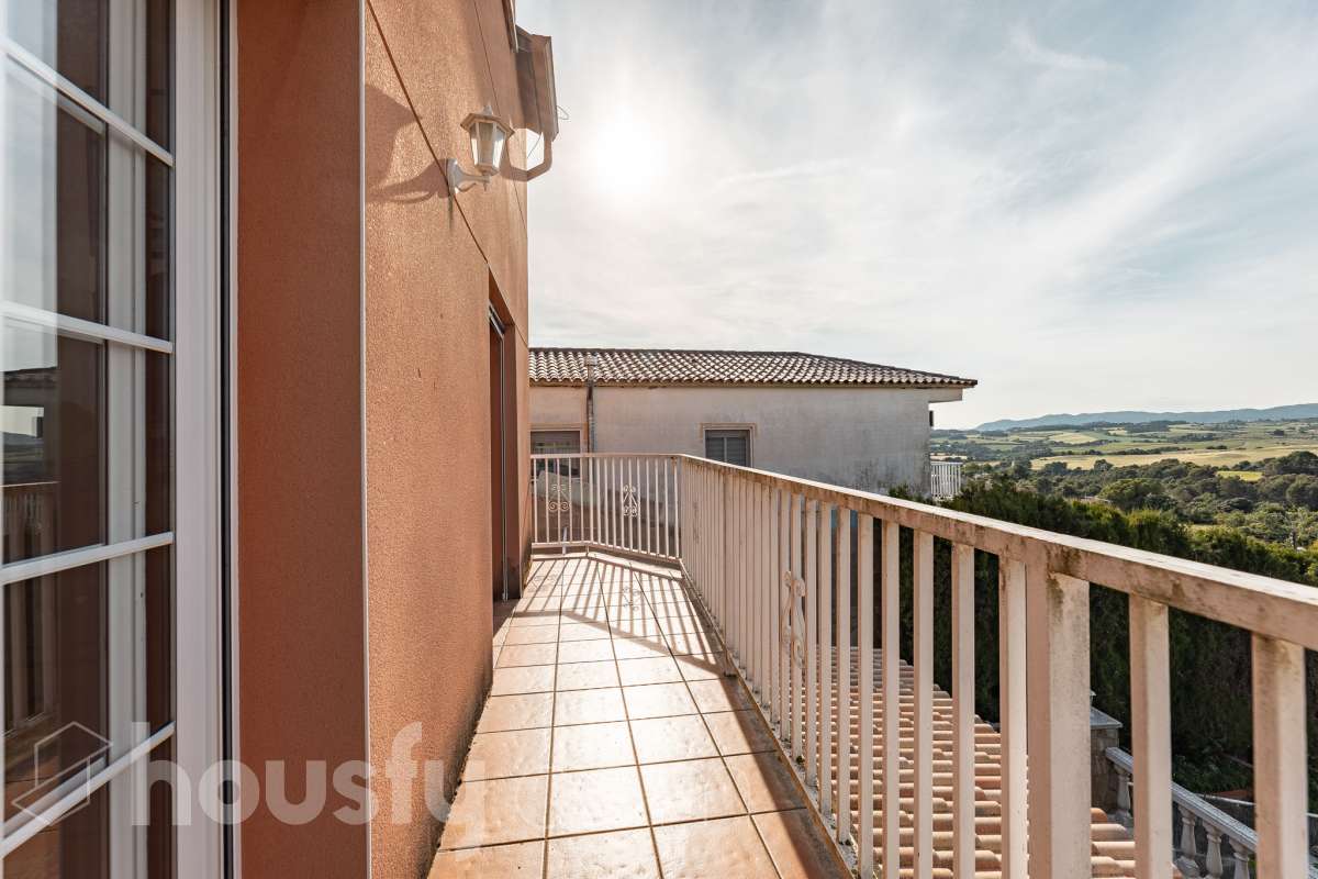 Housfy vende 🏡 fabulosa casa ubicada en Piera, si buscas aire puro, tranquilidad y esas vistas privilegiadas sin duda esta vivienda es la que estabas buscando. Dispone de 159m2 útiles verificados con la Dirección General de Catastro. Construida en el año: 1978. Distribución de estancias -Salón-comedor -3 Dormitorios -Buhardilla -2 Baños -Cocina equipada Características específicas -Vistas extraordinarias -Cédula de habitabilidad -Terraza -Jardín privado -Plaza de garaje Zona y entorno Respecto a la ubicación, se sitúa en Piera, municipio de Barcelona. Esta propiedad se encuentra cerca de transporte público, colegios, supermercados y farmacias. Aviso legal El precio de venta no incluye gastos de la compraventa como notaría, registro, impuestos, ni tampoco honorarios agencia. Esta publicación no es vinculante. Consulta siempre la nota simple con Housfy antes de formalizar la compraventa. Sobre nosotros Housfy es la plataforma integral de servicios inmobiliarios. Nuestra combinación de expertos y tecnología pone al alcance de todo el mundo servicios cómodos, claros y seguros. AICAT número: 7922. Nos encargamos de la gestión y asesoramiento de la compra. ¡Olvídate de todo! Hacemos los trámites por ti. Y, si además necesitas financiación, ponemos a tu disposición un bróker hipotecario para ayudarte a conseguir las mejores condiciones para tu perfil económico. ¿Quieres visitarla? Contacta con Housfy y agenda tu visita sin compromiso. Más información en: housfy.com-44