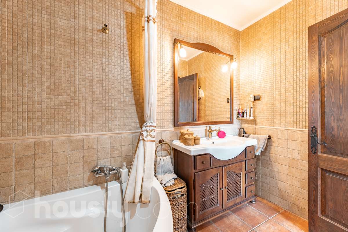 Housfy vende 🏡 fabulosa casa ubicada en Piera, si buscas aire puro, tranquilidad y esas vistas privilegiadas sin duda esta vivienda es la que estabas buscando. Dispone de 159m2 útiles verificados con la Dirección General de Catastro. Construida en el año: 1978. Distribución de estancias -Salón-comedor -3 Dormitorios -Buhardilla -2 Baños -Cocina equipada Características específicas -Vistas extraordinarias -Cédula de habitabilidad -Terraza -Jardín privado -Plaza de garaje Zona y entorno Respecto a la ubicación, se sitúa en Piera, municipio de Barcelona. Esta propiedad se encuentra cerca de transporte público, colegios, supermercados y farmacias. Aviso legal El precio de venta no incluye gastos de la compraventa como notaría, registro, impuestos, ni tampoco honorarios agencia. Esta publicación no es vinculante. Consulta siempre la nota simple con Housfy antes de formalizar la compraventa. Sobre nosotros Housfy es la plataforma integral de servicios inmobiliarios. Nuestra combinación de expertos y tecnología pone al alcance de todo el mundo servicios cómodos, claros y seguros. AICAT número: 7922. Nos encargamos de la gestión y asesoramiento de la compra. ¡Olvídate de todo! Hacemos los trámites por ti. Y, si además necesitas financiación, ponemos a tu disposición un bróker hipotecario para ayudarte a conseguir las mejores condiciones para tu perfil económico. ¿Quieres visitarla? Contacta con Housfy y agenda tu visita sin compromiso. Más información en: housfy.com-32