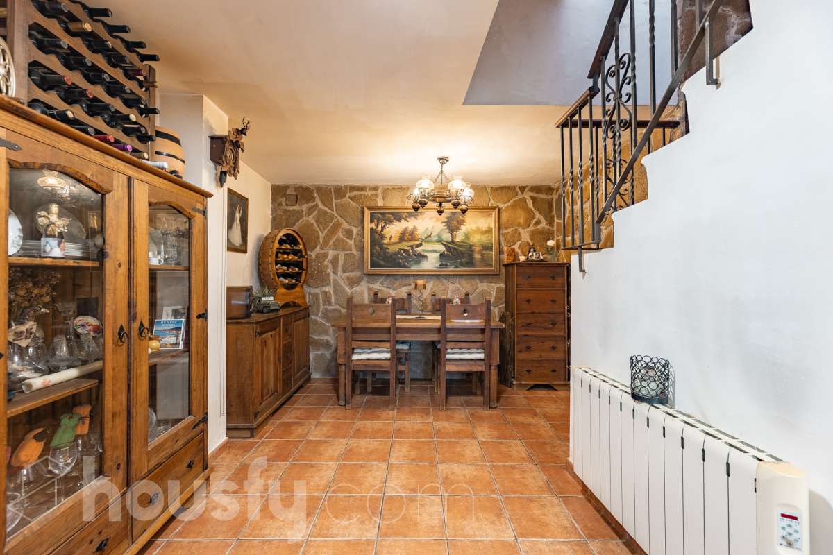 Housfy vende 🏡 fabulosa casa ubicada en Piera, si buscas aire puro, tranquilidad y esas vistas privilegiadas sin duda esta vivienda es la que estabas buscando. Dispone de 159m2 útiles verificados con la Dirección General de Catastro. Construida en el año: 1978. Distribución de estancias -Salón-comedor -3 Dormitorios -Buhardilla -2 Baños -Cocina equipada Características específicas -Vistas extraordinarias -Cédula de habitabilidad -Terraza -Jardín privado -Plaza de garaje Zona y entorno Respecto a la ubicación, se sitúa en Piera, municipio de Barcelona. Esta propiedad se encuentra cerca de transporte público, colegios, supermercados y farmacias. Aviso legal El precio de venta no incluye gastos de la compraventa como notaría, registro, impuestos, ni tampoco honorarios agencia. Esta publicación no es vinculante. Consulta siempre la nota simple con Housfy antes de formalizar la compraventa. Sobre nosotros Housfy es la plataforma integral de servicios inmobiliarios. Nuestra combinación de expertos y tecnología pone al alcance de todo el mundo servicios cómodos, claros y seguros. AICAT número: 7922. Nos encargamos de la gestión y asesoramiento de la compra. ¡Olvídate de todo! Hacemos los trámites por ti. Y, si además necesitas financiación, ponemos a tu disposición un bróker hipotecario para ayudarte a conseguir las mejores condiciones para tu perfil económico. ¿Quieres visitarla? Contacta con Housfy y agenda tu visita sin compromiso. Más información en: housfy.com-5