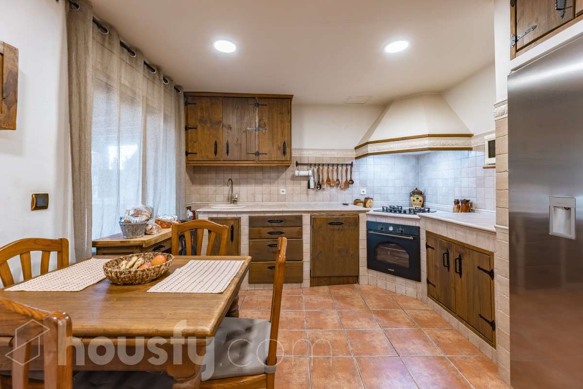 Housfy vende 🏡 fabulosa casa ubicada en Piera, si buscas aire puro, tranquilidad y esas vistas privilegiadas sin duda esta vivienda es la que estabas buscando. Dispone de 159m2 útiles verificados con la Dirección General de Catastro. Construida en el año: 1978. Distribución de estancias -Salón-comedor -3 Dormitorios -Buhardilla -2 Baños -Cocina equipada Características específicas -Vistas extraordinarias -Cédula de habitabilidad -Terraza -Jardín privado -Plaza de garaje Zona y entorno Respecto a la ubicación, se sitúa en Piera, municipio de Barcelona. Esta propiedad se encuentra cerca de transporte público, colegios, supermercados y farmacias. Aviso legal El precio de venta no incluye gastos de la compraventa como notaría, registro, impuestos, ni tampoco honorarios agencia. Esta publicación no es vinculante. Consulta siempre la nota simple con Housfy antes de formalizar la compraventa. Sobre nosotros Housfy es la plataforma integral de servicios inmobiliarios. Nuestra combinación de expertos y tecnología pone al alcance de todo el mundo servicios cómodos, claros y seguros. AICAT número: 7922. Nos encargamos de la gestión y asesoramiento de la compra. ¡Olvídate de todo! Hacemos los trámites por ti. Y, si además necesitas financiación, ponemos a tu disposición un bróker hipotecario para ayudarte a conseguir las mejores condiciones para tu perfil económico. ¿Quieres visitarla? Contacta con Housfy y agenda tu visita sin compromiso. Más información en: housfy.com-27