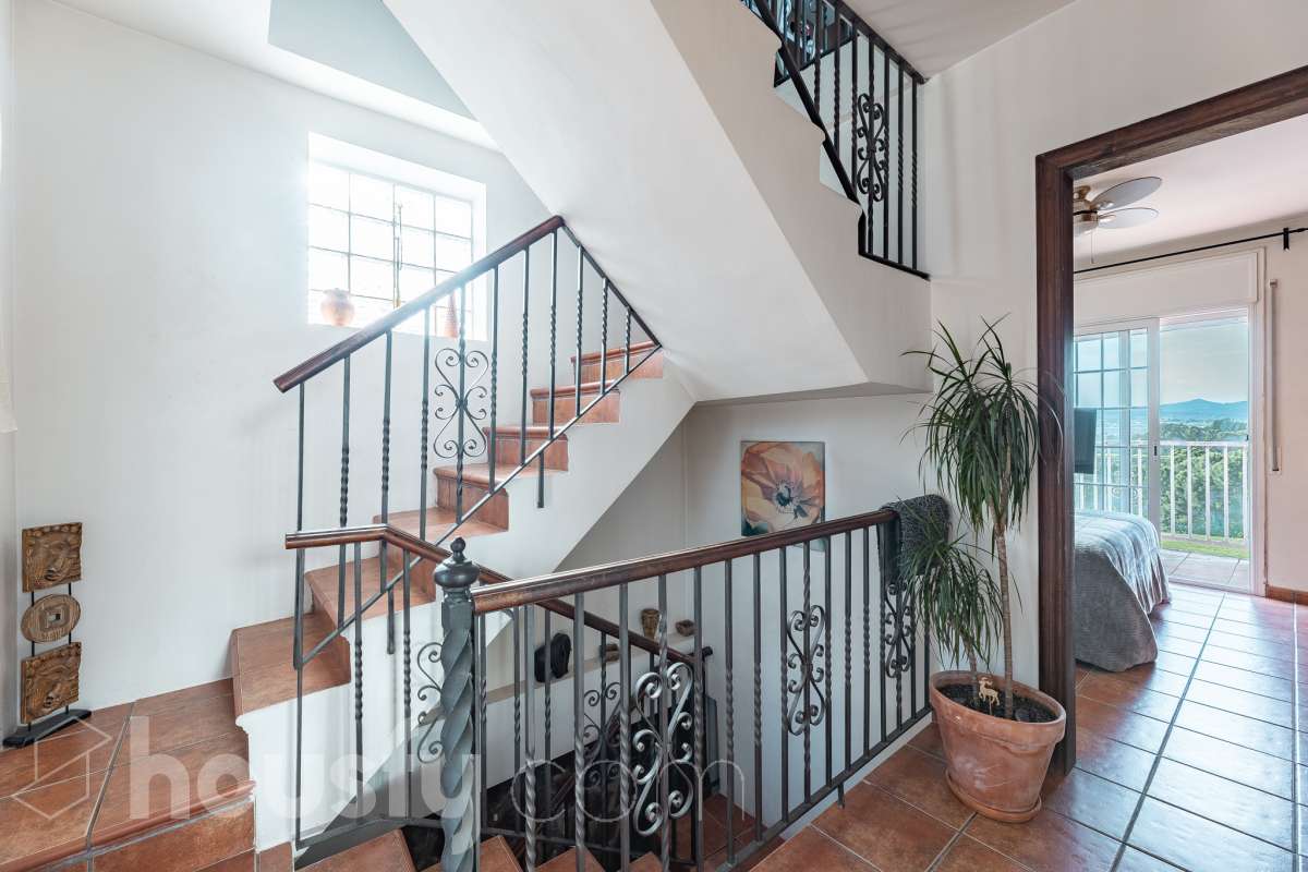 Housfy vende 🏡 fabulosa casa ubicada en Piera, si buscas aire puro, tranquilidad y esas vistas privilegiadas sin duda esta vivienda es la que estabas buscando. Dispone de 159m2 útiles verificados con la Dirección General de Catastro. Construida en el año: 1978. Distribución de estancias -Salón-comedor -3 Dormitorios -Buhardilla -2 Baños -Cocina equipada Características específicas -Vistas extraordinarias -Cédula de habitabilidad -Terraza -Jardín privado -Plaza de garaje Zona y entorno Respecto a la ubicación, se sitúa en Piera, municipio de Barcelona. Esta propiedad se encuentra cerca de transporte público, colegios, supermercados y farmacias. Aviso legal El precio de venta no incluye gastos de la compraventa como notaría, registro, impuestos, ni tampoco honorarios agencia. Esta publicación no es vinculante. Consulta siempre la nota simple con Housfy antes de formalizar la compraventa. Sobre nosotros Housfy es la plataforma integral de servicios inmobiliarios. Nuestra combinación de expertos y tecnología pone al alcance de todo el mundo servicios cómodos, claros y seguros. AICAT número: 7922. Nos encargamos de la gestión y asesoramiento de la compra. ¡Olvídate de todo! Hacemos los trámites por ti. Y, si además necesitas financiación, ponemos a tu disposición un bróker hipotecario para ayudarte a conseguir las mejores condiciones para tu perfil económico. ¿Quieres visitarla? Contacta con Housfy y agenda tu visita sin compromiso. Más información en: housfy.com-51