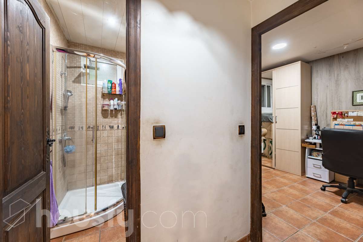 Housfy vende 🏡 fabulosa casa ubicada en Piera, si buscas aire puro, tranquilidad y esas vistas privilegiadas sin duda esta vivienda es la que estabas buscando. Dispone de 159m2 útiles verificados con la Dirección General de Catastro. Construida en el año: 1978. Distribución de estancias -Salón-comedor -3 Dormitorios -Buhardilla -2 Baños -Cocina equipada Características específicas -Vistas extraordinarias -Cédula de habitabilidad -Terraza -Jardín privado -Plaza de garaje Zona y entorno Respecto a la ubicación, se sitúa en Piera, municipio de Barcelona. Esta propiedad se encuentra cerca de transporte público, colegios, supermercados y farmacias. Aviso legal El precio de venta no incluye gastos de la compraventa como notaría, registro, impuestos, ni tampoco honorarios agencia. Esta publicación no es vinculante. Consulta siempre la nota simple con Housfy antes de formalizar la compraventa. Sobre nosotros Housfy es la plataforma integral de servicios inmobiliarios. Nuestra combinación de expertos y tecnología pone al alcance de todo el mundo servicios cómodos, claros y seguros. AICAT número: 7922. Nos encargamos de la gestión y asesoramiento de la compra. ¡Olvídate de todo! Hacemos los trámites por ti. Y, si además necesitas financiación, ponemos a tu disposición un bróker hipotecario para ayudarte a conseguir las mejores condiciones para tu perfil económico. ¿Quieres visitarla? Contacta con Housfy y agenda tu visita sin compromiso. Más información en: housfy.com-53