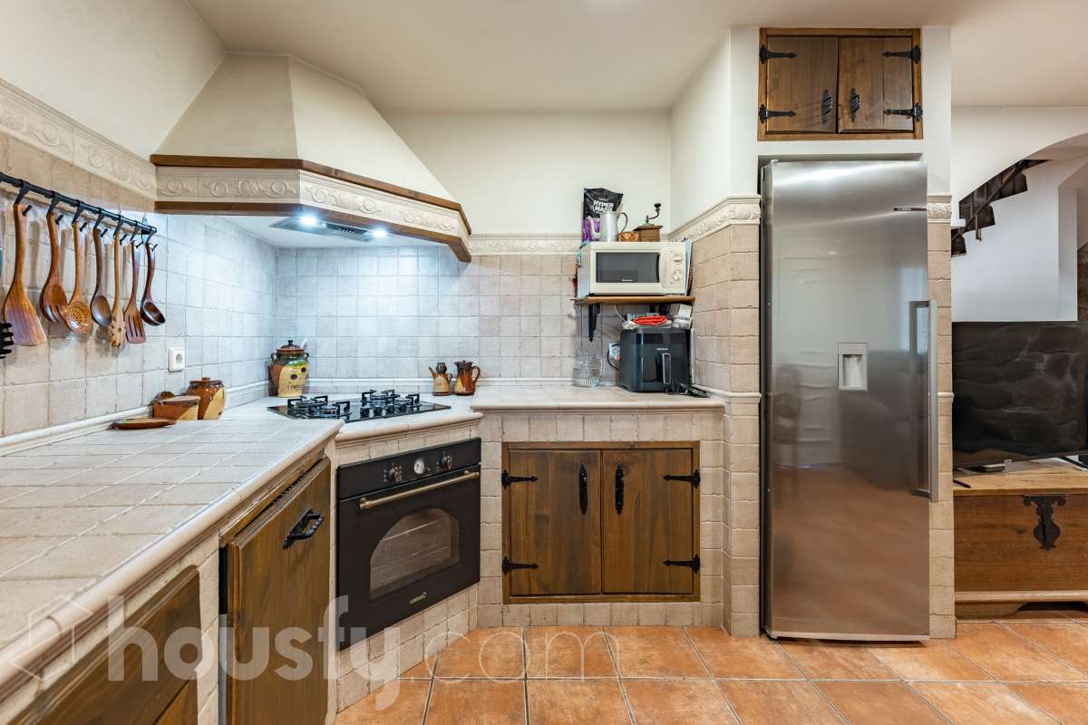 Housfy vende 🏡 fabulosa casa ubicada en Piera, si buscas aire puro, tranquilidad y esas vistas privilegiadas sin duda esta vivienda es la que estabas buscando. Dispone de 159m2 útiles verificados con la Dirección General de Catastro. Construida en el año: 1978. Distribución de estancias -Salón-comedor -3 Dormitorios -Buhardilla -2 Baños -Cocina equipada Características específicas -Vistas extraordinarias -Cédula de habitabilidad -Terraza -Jardín privado -Plaza de garaje Zona y entorno Respecto a la ubicación, se sitúa en Piera, municipio de Barcelona. Esta propiedad se encuentra cerca de transporte público, colegios, supermercados y farmacias. Aviso legal El precio de venta no incluye gastos de la compraventa como notaría, registro, impuestos, ni tampoco honorarios agencia. Esta publicación no es vinculante. Consulta siempre la nota simple con Housfy antes de formalizar la compraventa. Sobre nosotros Housfy es la plataforma integral de servicios inmobiliarios. Nuestra combinación de expertos y tecnología pone al alcance de todo el mundo servicios cómodos, claros y seguros. AICAT número: 7922. Nos encargamos de la gestión y asesoramiento de la compra. ¡Olvídate de todo! Hacemos los trámites por ti. Y, si además necesitas financiación, ponemos a tu disposición un bróker hipotecario para ayudarte a conseguir las mejores condiciones para tu perfil económico. ¿Quieres visitarla? Contacta con Housfy y agenda tu visita sin compromiso. Más información en: housfy.com-28