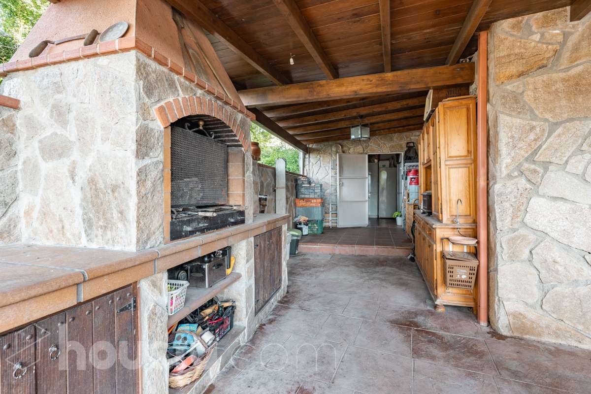 Housfy vende 🏡 fabulosa casa ubicada en Piera, si buscas aire puro, tranquilidad y esas vistas privilegiadas sin duda esta vivienda es la que estabas buscando. Dispone de 159m2 útiles verificados con la Dirección General de Catastro. Construida en el año: 1978. Distribución de estancias -Salón-comedor -3 Dormitorios -Buhardilla -2 Baños -Cocina equipada Características específicas -Vistas extraordinarias -Cédula de habitabilidad -Terraza -Jardín privado -Plaza de garaje Zona y entorno Respecto a la ubicación, se sitúa en Piera, municipio de Barcelona. Esta propiedad se encuentra cerca de transporte público, colegios, supermercados y farmacias. Aviso legal El precio de venta no incluye gastos de la compraventa como notaría, registro, impuestos, ni tampoco honorarios agencia. Esta publicación no es vinculante. Consulta siempre la nota simple con Housfy antes de formalizar la compraventa. Sobre nosotros Housfy es la plataforma integral de servicios inmobiliarios. Nuestra combinación de expertos y tecnología pone al alcance de todo el mundo servicios cómodos, claros y seguros. AICAT número: 7922. Nos encargamos de la gestión y asesoramiento de la compra. ¡Olvídate de todo! Hacemos los trámites por ti. Y, si además necesitas financiación, ponemos a tu disposición un bróker hipotecario para ayudarte a conseguir las mejores condiciones para tu perfil económico. ¿Quieres visitarla? Contacta con Housfy y agenda tu visita sin compromiso. Más información en: housfy.com-38