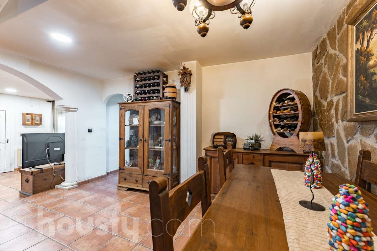 Housfy vende 🏡 fabulosa casa ubicada en Piera, si buscas aire puro, tranquilidad y esas vistas privilegiadas sin duda esta vivienda es la que estabas buscando. Dispone de 159m2 útiles verificados con la Dirección General de Catastro. Construida en el año: 1978. Distribución de estancias -Salón-comedor -3 Dormitorios -Buhardilla -2 Baños -Cocina equipada Características específicas -Vistas extraordinarias -Cédula de habitabilidad -Terraza -Jardín privado -Plaza de garaje Zona y entorno Respecto a la ubicación, se sitúa en Piera, municipio de Barcelona. Esta propiedad se encuentra cerca de transporte público, colegios, supermercados y farmacias. Aviso legal El precio de venta no incluye gastos de la compraventa como notaría, registro, impuestos, ni tampoco honorarios agencia. Esta publicación no es vinculante. Consulta siempre la nota simple con Housfy antes de formalizar la compraventa. Sobre nosotros Housfy es la plataforma integral de servicios inmobiliarios. Nuestra combinación de expertos y tecnología pone al alcance de todo el mundo servicios cómodos, claros y seguros. AICAT número: 7922. Nos encargamos de la gestión y asesoramiento de la compra. ¡Olvídate de todo! Hacemos los trámites por ti. Y, si además necesitas financiación, ponemos a tu disposición un bróker hipotecario para ayudarte a conseguir las mejores condiciones para tu perfil económico. ¿Quieres visitarla? Contacta con Housfy y agenda tu visita sin compromiso. Más información en: housfy.com-8