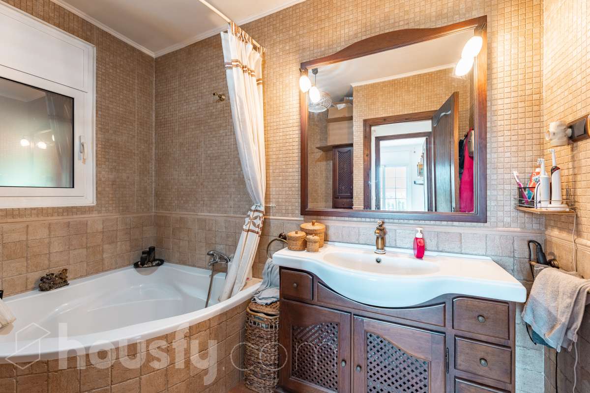 Housfy vende 🏡 fabulosa casa ubicada en Piera, si buscas aire puro, tranquilidad y esas vistas privilegiadas sin duda esta vivienda es la que estabas buscando. Dispone de 159m2 útiles verificados con la Dirección General de Catastro. Construida en el año: 1978. Distribución de estancias -Salón-comedor -3 Dormitorios -Buhardilla -2 Baños -Cocina equipada Características específicas -Vistas extraordinarias -Cédula de habitabilidad -Terraza -Jardín privado -Plaza de garaje Zona y entorno Respecto a la ubicación, se sitúa en Piera, municipio de Barcelona. Esta propiedad se encuentra cerca de transporte público, colegios, supermercados y farmacias. Aviso legal El precio de venta no incluye gastos de la compraventa como notaría, registro, impuestos, ni tampoco honorarios agencia. Esta publicación no es vinculante. Consulta siempre la nota simple con Housfy antes de formalizar la compraventa. Sobre nosotros Housfy es la plataforma integral de servicios inmobiliarios. Nuestra combinación de expertos y tecnología pone al alcance de todo el mundo servicios cómodos, claros y seguros. AICAT número: 7922. Nos encargamos de la gestión y asesoramiento de la compra. ¡Olvídate de todo! Hacemos los trámites por ti. Y, si además necesitas financiación, ponemos a tu disposición un bróker hipotecario para ayudarte a conseguir las mejores condiciones para tu perfil económico. ¿Quieres visitarla? Contacta con Housfy y agenda tu visita sin compromiso. Más información en: housfy.com-30