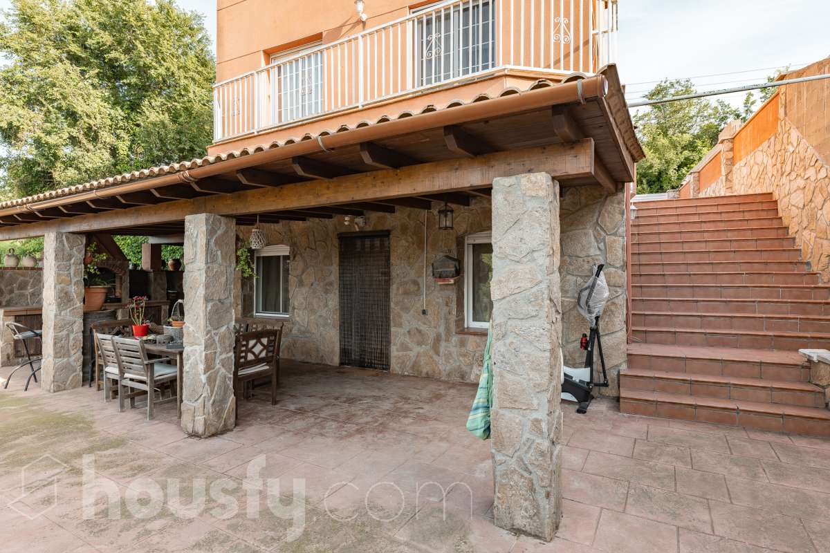 Housfy vende 🏡 fabulosa casa ubicada en Piera, si buscas aire puro, tranquilidad y esas vistas privilegiadas sin duda esta vivienda es la que estabas buscando. Dispone de 159m2 útiles verificados con la Dirección General de Catastro. Construida en el año: 1978. Distribución de estancias -Salón-comedor -3 Dormitorios -Buhardilla -2 Baños -Cocina equipada Características específicas -Vistas extraordinarias -Cédula de habitabilidad -Terraza -Jardín privado -Plaza de garaje Zona y entorno Respecto a la ubicación, se sitúa en Piera, municipio de Barcelona. Esta propiedad se encuentra cerca de transporte público, colegios, supermercados y farmacias. Aviso legal El precio de venta no incluye gastos de la compraventa como notaría, registro, impuestos, ni tampoco honorarios agencia. Esta publicación no es vinculante. Consulta siempre la nota simple con Housfy antes de formalizar la compraventa. Sobre nosotros Housfy es la plataforma integral de servicios inmobiliarios. Nuestra combinación de expertos y tecnología pone al alcance de todo el mundo servicios cómodos, claros y seguros. AICAT número: 7922. Nos encargamos de la gestión y asesoramiento de la compra. ¡Olvídate de todo! Hacemos los trámites por ti. Y, si además necesitas financiación, ponemos a tu disposición un bróker hipotecario para ayudarte a conseguir las mejores condiciones para tu perfil económico. ¿Quieres visitarla? Contacta con Housfy y agenda tu visita sin compromiso. Más información en: housfy.com-48