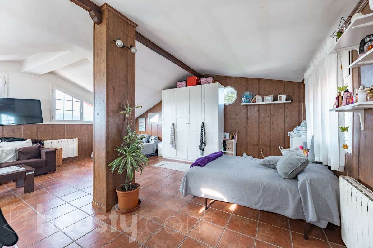 Housfy vende 🏡 fabulosa casa ubicada en Piera, si buscas aire puro, tranquilidad y esas vistas privilegiadas sin duda esta vivienda es la que estabas buscando. Dispone de 159m2 útiles verificados con la Dirección General de Catastro. Construida en el año: 1978. Distribución de estancias -Salón-comedor -3 Dormitorios -Buhardilla -2 Baños -Cocina equipada Características específicas -Vistas extraordinarias -Cédula de habitabilidad -Terraza -Jardín privado -Plaza de garaje Zona y entorno Respecto a la ubicación, se sitúa en Piera, municipio de Barcelona. Esta propiedad se encuentra cerca de transporte público, colegios, supermercados y farmacias. Aviso legal El precio de venta no incluye gastos de la compraventa como notaría, registro, impuestos, ni tampoco honorarios agencia. Esta publicación no es vinculante. Consulta siempre la nota simple con Housfy antes de formalizar la compraventa. Sobre nosotros Housfy es la plataforma integral de servicios inmobiliarios. Nuestra combinación de expertos y tecnología pone al alcance de todo el mundo servicios cómodos, claros y seguros. AICAT número: 7922. Nos encargamos de la gestión y asesoramiento de la compra. ¡Olvídate de todo! Hacemos los trámites por ti. Y, si además necesitas financiación, ponemos a tu disposición un bróker hipotecario para ayudarte a conseguir las mejores condiciones para tu perfil económico. ¿Quieres visitarla? Contacta con Housfy y agenda tu visita sin compromiso. Más información en: housfy.com-13