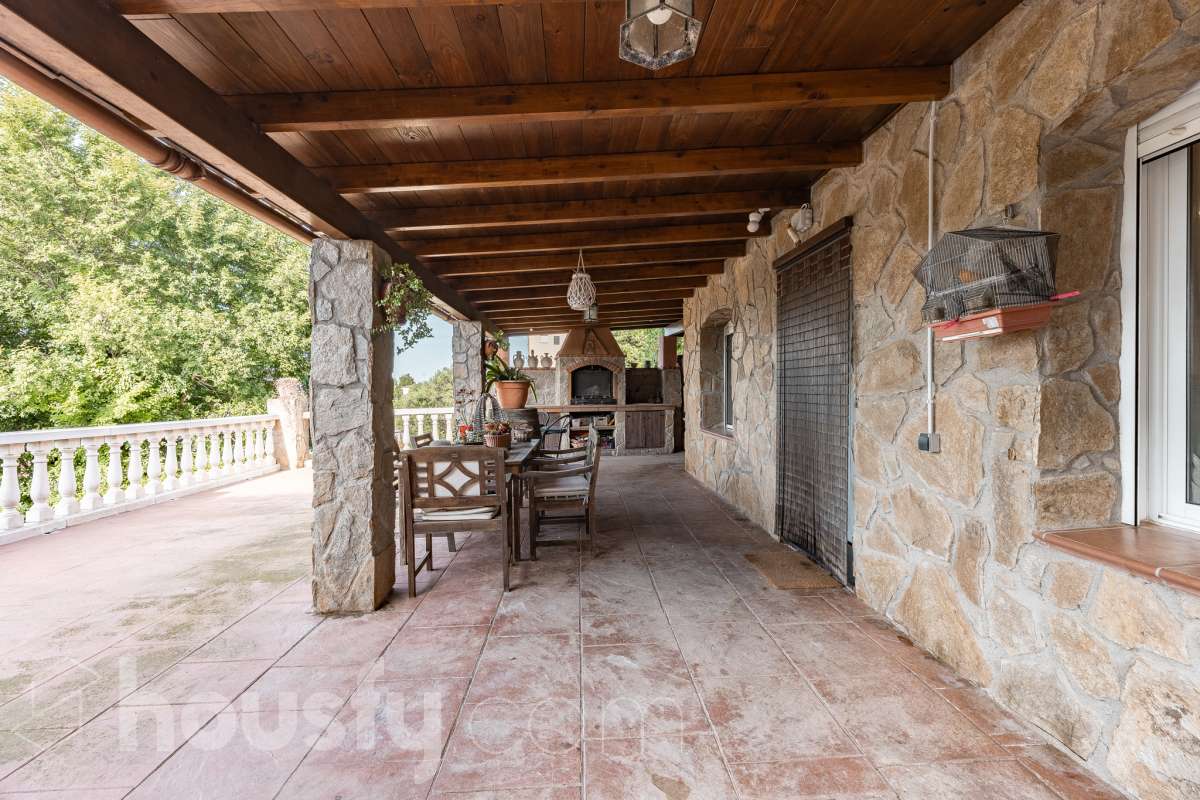 Housfy vende 🏡 fabulosa casa ubicada en Piera, si buscas aire puro, tranquilidad y esas vistas privilegiadas sin duda esta vivienda es la que estabas buscando. Dispone de 159m2 útiles verificados con la Dirección General de Catastro. Construida en el año: 1978. Distribución de estancias -Salón-comedor -3 Dormitorios -Buhardilla -2 Baños -Cocina equipada Características específicas -Vistas extraordinarias -Cédula de habitabilidad -Terraza -Jardín privado -Plaza de garaje Zona y entorno Respecto a la ubicación, se sitúa en Piera, municipio de Barcelona. Esta propiedad se encuentra cerca de transporte público, colegios, supermercados y farmacias. Aviso legal El precio de venta no incluye gastos de la compraventa como notaría, registro, impuestos, ni tampoco honorarios agencia. Esta publicación no es vinculante. Consulta siempre la nota simple con Housfy antes de formalizar la compraventa. Sobre nosotros Housfy es la plataforma integral de servicios inmobiliarios. Nuestra combinación de expertos y tecnología pone al alcance de todo el mundo servicios cómodos, claros y seguros. AICAT número: 7922. Nos encargamos de la gestión y asesoramiento de la compra. ¡Olvídate de todo! Hacemos los trámites por ti. Y, si además necesitas financiación, ponemos a tu disposición un bróker hipotecario para ayudarte a conseguir las mejores condiciones para tu perfil económico. ¿Quieres visitarla? Contacta con Housfy y agenda tu visita sin compromiso. Más información en: housfy.com-42