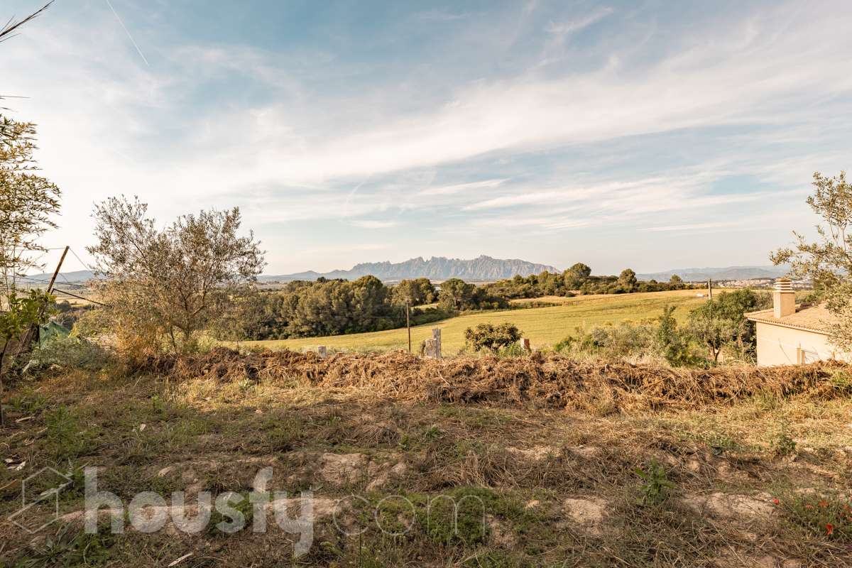 Housfy vende 🏡 fabulosa casa ubicada en Piera, si buscas aire puro, tranquilidad y esas vistas privilegiadas sin duda esta vivienda es la que estabas buscando. Dispone de 159m2 útiles verificados con la Dirección General de Catastro. Construida en el año: 1978. Distribución de estancias -Salón-comedor -3 Dormitorios -Buhardilla -2 Baños -Cocina equipada Características específicas -Vistas extraordinarias -Cédula de habitabilidad -Terraza -Jardín privado -Plaza de garaje Zona y entorno Respecto a la ubicación, se sitúa en Piera, municipio de Barcelona. Esta propiedad se encuentra cerca de transporte público, colegios, supermercados y farmacias. Aviso legal El precio de venta no incluye gastos de la compraventa como notaría, registro, impuestos, ni tampoco honorarios agencia. Esta publicación no es vinculante. Consulta siempre la nota simple con Housfy antes de formalizar la compraventa. Sobre nosotros Housfy es la plataforma integral de servicios inmobiliarios. Nuestra combinación de expertos y tecnología pone al alcance de todo el mundo servicios cómodos, claros y seguros. AICAT número: 7922. Nos encargamos de la gestión y asesoramiento de la compra. ¡Olvídate de todo! Hacemos los trámites por ti. Y, si además necesitas financiación, ponemos a tu disposición un bróker hipotecario para ayudarte a conseguir las mejores condiciones para tu perfil económico. ¿Quieres visitarla? Contacta con Housfy y agenda tu visita sin compromiso. Más información en: housfy.com-54