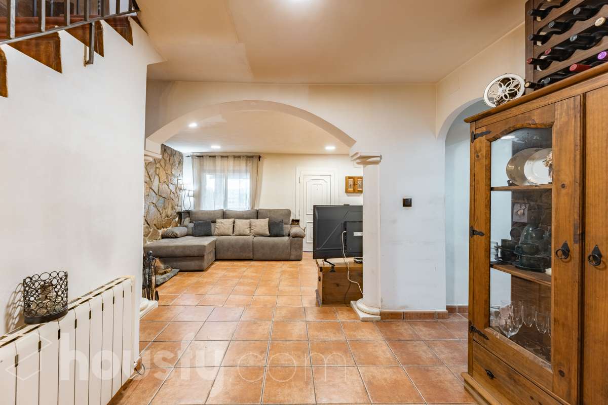 Housfy vende 🏡 fabulosa casa ubicada en Piera, si buscas aire puro, tranquilidad y esas vistas privilegiadas sin duda esta vivienda es la que estabas buscando. Dispone de 159m2 útiles verificados con la Dirección General de Catastro. Construida en el año: 1978. Distribución de estancias -Salón-comedor -3 Dormitorios -Buhardilla -2 Baños -Cocina equipada Características específicas -Vistas extraordinarias -Cédula de habitabilidad -Terraza -Jardín privado -Plaza de garaje Zona y entorno Respecto a la ubicación, se sitúa en Piera, municipio de Barcelona. Esta propiedad se encuentra cerca de transporte público, colegios, supermercados y farmacias. Aviso legal El precio de venta no incluye gastos de la compraventa como notaría, registro, impuestos, ni tampoco honorarios agencia. Esta publicación no es vinculante. Consulta siempre la nota simple con Housfy antes de formalizar la compraventa. Sobre nosotros Housfy es la plataforma integral de servicios inmobiliarios. Nuestra combinación de expertos y tecnología pone al alcance de todo el mundo servicios cómodos, claros y seguros. AICAT número: 7922. Nos encargamos de la gestión y asesoramiento de la compra. ¡Olvídate de todo! Hacemos los trámites por ti. Y, si además necesitas financiación, ponemos a tu disposición un bróker hipotecario para ayudarte a conseguir las mejores condiciones para tu perfil económico. ¿Quieres visitarla? Contacta con Housfy y agenda tu visita sin compromiso. Más información en: housfy.com-7