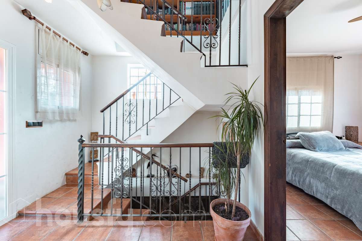 Housfy vende 🏡 fabulosa casa ubicada en Piera, si buscas aire puro, tranquilidad y esas vistas privilegiadas sin duda esta vivienda es la que estabas buscando. Dispone de 159m2 útiles verificados con la Dirección General de Catastro. Construida en el año: 1978. Distribución de estancias -Salón-comedor -3 Dormitorios -Buhardilla -2 Baños -Cocina equipada Características específicas -Vistas extraordinarias -Cédula de habitabilidad -Terraza -Jardín privado -Plaza de garaje Zona y entorno Respecto a la ubicación, se sitúa en Piera, municipio de Barcelona. Esta propiedad se encuentra cerca de transporte público, colegios, supermercados y farmacias. Aviso legal El precio de venta no incluye gastos de la compraventa como notaría, registro, impuestos, ni tampoco honorarios agencia. Esta publicación no es vinculante. Consulta siempre la nota simple con Housfy antes de formalizar la compraventa. Sobre nosotros Housfy es la plataforma integral de servicios inmobiliarios. Nuestra combinación de expertos y tecnología pone al alcance de todo el mundo servicios cómodos, claros y seguros. AICAT número: 7922. Nos encargamos de la gestión y asesoramiento de la compra. ¡Olvídate de todo! Hacemos los trámites por ti. Y, si además necesitas financiación, ponemos a tu disposición un bróker hipotecario para ayudarte a conseguir las mejores condiciones para tu perfil económico. ¿Quieres visitarla? Contacta con Housfy y agenda tu visita sin compromiso. Más información en: housfy.com-50