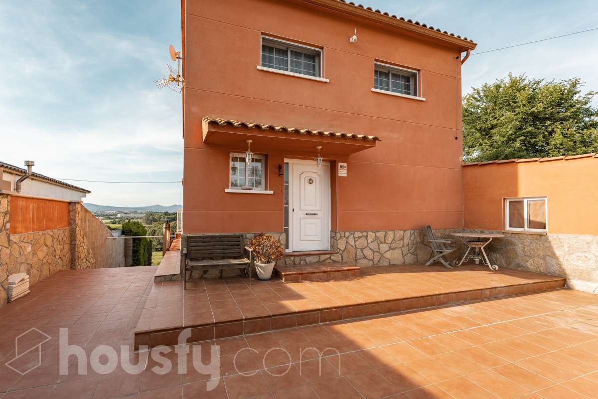 Housfy vende 🏡 fabulosa casa ubicada en Piera, si buscas aire puro, tranquilidad y esas vistas privilegiadas sin duda esta vivienda es la que estabas buscando. Dispone de 159m2 útiles verificados con la Dirección General de Catastro. Construida en el año: 1978. Distribución de estancias -Salón-comedor -3 Dormitorios -Buhardilla -2 Baños -Cocina equipada Características específicas -Vistas extraordinarias -Cédula de habitabilidad -Terraza -Jardín privado -Plaza de garaje Zona y entorno Respecto a la ubicación, se sitúa en Piera, municipio de Barcelona. Esta propiedad se encuentra cerca de transporte público, colegios, supermercados y farmacias. Aviso legal El precio de venta no incluye gastos de la compraventa como notaría, registro, impuestos, ni tampoco honorarios agencia. Esta publicación no es vinculante. Consulta siempre la nota simple con Housfy antes de formalizar la compraventa. Sobre nosotros Housfy es la plataforma integral de servicios inmobiliarios. Nuestra combinación de expertos y tecnología pone al alcance de todo el mundo servicios cómodos, claros y seguros. AICAT número: 7922. Nos encargamos de la gestión y asesoramiento de la compra. ¡Olvídate de todo! Hacemos los trámites por ti. Y, si además necesitas financiación, ponemos a tu disposición un bróker hipotecario para ayudarte a conseguir las mejores condiciones para tu perfil económico. ¿Quieres visitarla? Contacta con Housfy y agenda tu visita sin compromiso. Más información en: housfy.com-34
