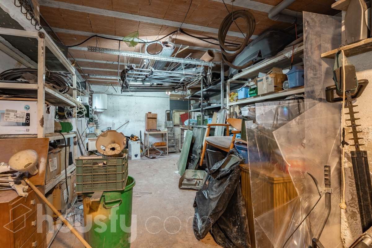 Housfy vende 🏡 fabulosa casa ubicada en Piera, si buscas aire puro, tranquilidad y esas vistas privilegiadas sin duda esta vivienda es la que estabas buscando. Dispone de 159m2 útiles verificados con la Dirección General de Catastro. Construida en el año: 1978. Distribución de estancias -Salón-comedor -3 Dormitorios -Buhardilla -2 Baños -Cocina equipada Características específicas -Vistas extraordinarias -Cédula de habitabilidad -Terraza -Jardín privado -Plaza de garaje Zona y entorno Respecto a la ubicación, se sitúa en Piera, municipio de Barcelona. Esta propiedad se encuentra cerca de transporte público, colegios, supermercados y farmacias. Aviso legal El precio de venta no incluye gastos de la compraventa como notaría, registro, impuestos, ni tampoco honorarios agencia. Esta publicación no es vinculante. Consulta siempre la nota simple con Housfy antes de formalizar la compraventa. Sobre nosotros Housfy es la plataforma integral de servicios inmobiliarios. Nuestra combinación de expertos y tecnología pone al alcance de todo el mundo servicios cómodos, claros y seguros. AICAT número: 7922. Nos encargamos de la gestión y asesoramiento de la compra. ¡Olvídate de todo! Hacemos los trámites por ti. Y, si además necesitas financiación, ponemos a tu disposición un bróker hipotecario para ayudarte a conseguir las mejores condiciones para tu perfil económico. ¿Quieres visitarla? Contacta con Housfy y agenda tu visita sin compromiso. Más información en: housfy.com-57