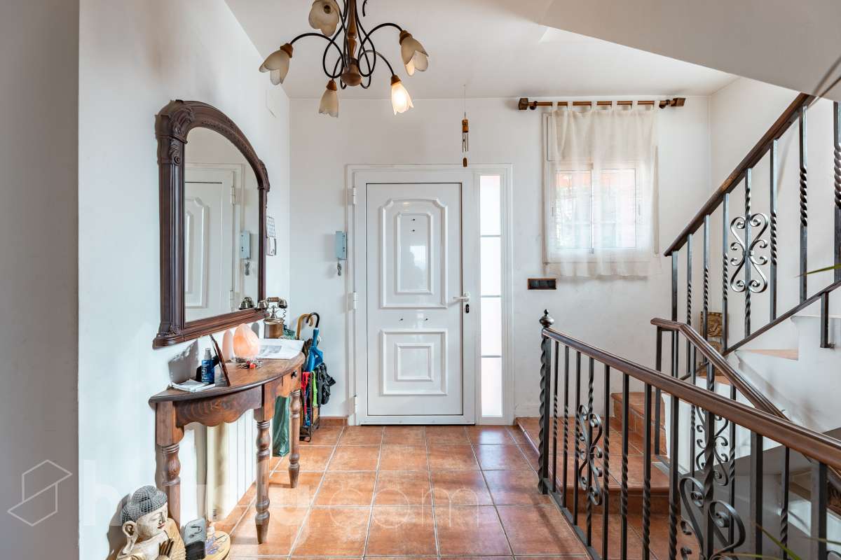 Housfy vende 🏡 fabulosa casa ubicada en Piera, si buscas aire puro, tranquilidad y esas vistas privilegiadas sin duda esta vivienda es la que estabas buscando. Dispone de 159m2 útiles verificados con la Dirección General de Catastro. Construida en el año: 1978. Distribución de estancias -Salón-comedor -3 Dormitorios -Buhardilla -2 Baños -Cocina equipada Características específicas -Vistas extraordinarias -Cédula de habitabilidad -Terraza -Jardín privado -Plaza de garaje Zona y entorno Respecto a la ubicación, se sitúa en Piera, municipio de Barcelona. Esta propiedad se encuentra cerca de transporte público, colegios, supermercados y farmacias. Aviso legal El precio de venta no incluye gastos de la compraventa como notaría, registro, impuestos, ni tampoco honorarios agencia. Esta publicación no es vinculante. Consulta siempre la nota simple con Housfy antes de formalizar la compraventa. Sobre nosotros Housfy es la plataforma integral de servicios inmobiliarios. Nuestra combinación de expertos y tecnología pone al alcance de todo el mundo servicios cómodos, claros y seguros. AICAT número: 7922. Nos encargamos de la gestión y asesoramiento de la compra. ¡Olvídate de todo! Hacemos los trámites por ti. Y, si además necesitas financiación, ponemos a tu disposición un bróker hipotecario para ayudarte a conseguir las mejores condiciones para tu perfil económico. ¿Quieres visitarla? Contacta con Housfy y agenda tu visita sin compromiso. Más información en: housfy.com-49