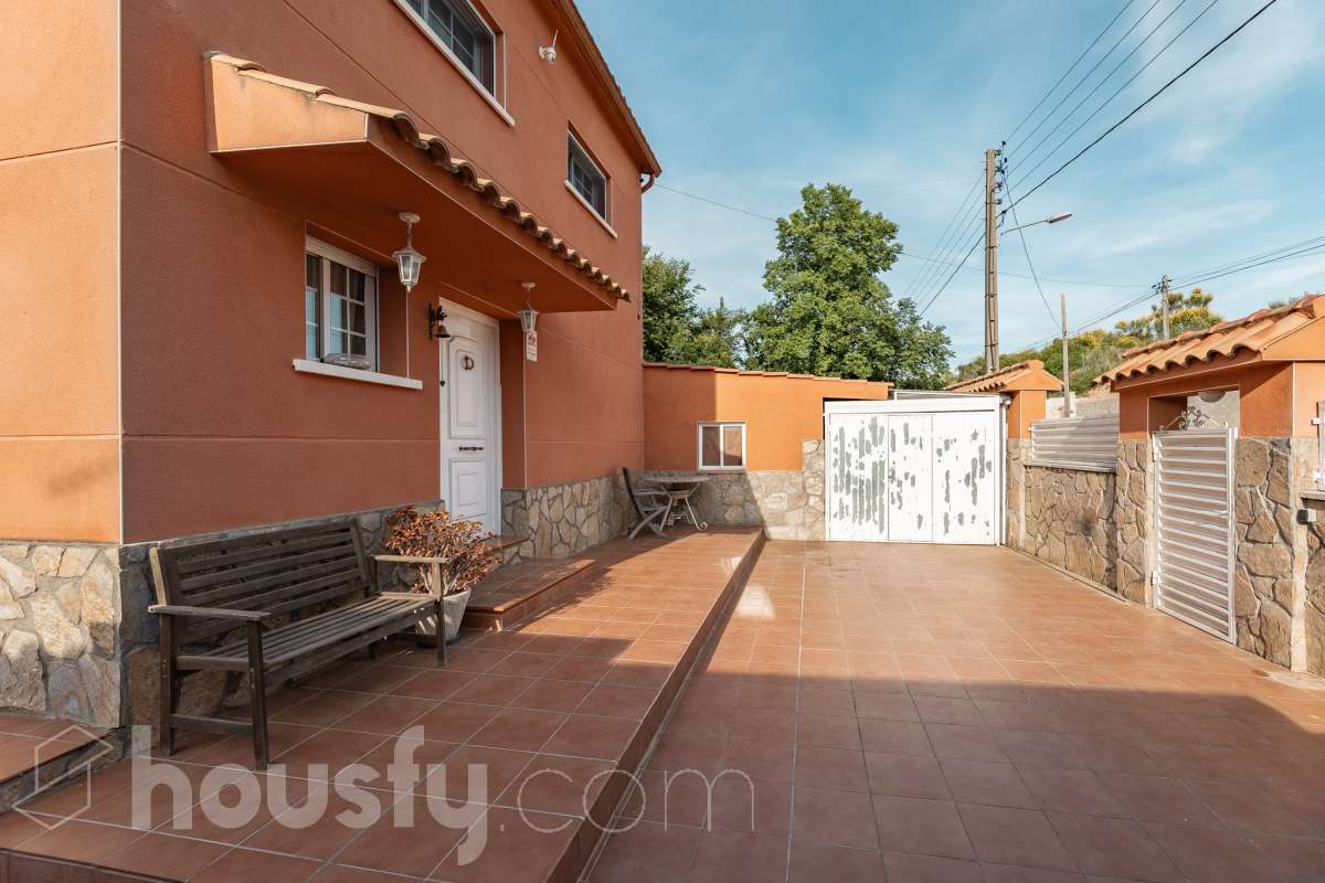 Housfy vende 🏡 fabulosa casa ubicada en Piera, si buscas aire puro, tranquilidad y esas vistas privilegiadas sin duda esta vivienda es la que estabas buscando. Dispone de 159m2 útiles verificados con la Dirección General de Catastro. Construida en el año: 1978. Distribución de estancias -Salón-comedor -3 Dormitorios -Buhardilla -2 Baños -Cocina equipada Características específicas -Vistas extraordinarias -Cédula de habitabilidad -Terraza -Jardín privado -Plaza de garaje Zona y entorno Respecto a la ubicación, se sitúa en Piera, municipio de Barcelona. Esta propiedad se encuentra cerca de transporte público, colegios, supermercados y farmacias. Aviso legal El precio de venta no incluye gastos de la compraventa como notaría, registro, impuestos, ni tampoco honorarios agencia. Esta publicación no es vinculante. Consulta siempre la nota simple con Housfy antes de formalizar la compraventa. Sobre nosotros Housfy es la plataforma integral de servicios inmobiliarios. Nuestra combinación de expertos y tecnología pone al alcance de todo el mundo servicios cómodos, claros y seguros. AICAT número: 7922. Nos encargamos de la gestión y asesoramiento de la compra. ¡Olvídate de todo! Hacemos los trámites por ti. Y, si además necesitas financiación, ponemos a tu disposición un bróker hipotecario para ayudarte a conseguir las mejores condiciones para tu perfil económico. ¿Quieres visitarla? Contacta con Housfy y agenda tu visita sin compromiso. Más información en: housfy.com-35
