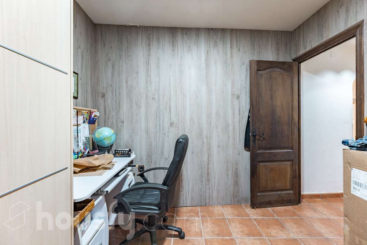 Housfy vende 🏡 fabulosa casa ubicada en Piera, si buscas aire puro, tranquilidad y esas vistas privilegiadas sin duda esta vivienda es la que estabas buscando. Dispone de 159m2 útiles verificados con la Dirección General de Catastro. Construida en el año: 1978. Distribución de estancias -Salón-comedor -3 Dormitorios -Buhardilla -2 Baños -Cocina equipada Características específicas -Vistas extraordinarias -Cédula de habitabilidad -Terraza -Jardín privado -Plaza de garaje Zona y entorno Respecto a la ubicación, se sitúa en Piera, municipio de Barcelona. Esta propiedad se encuentra cerca de transporte público, colegios, supermercados y farmacias. Aviso legal El precio de venta no incluye gastos de la compraventa como notaría, registro, impuestos, ni tampoco honorarios agencia. Esta publicación no es vinculante. Consulta siempre la nota simple con Housfy antes de formalizar la compraventa. Sobre nosotros Housfy es la plataforma integral de servicios inmobiliarios. Nuestra combinación de expertos y tecnología pone al alcance de todo el mundo servicios cómodos, claros y seguros. AICAT número: 7922. Nos encargamos de la gestión y asesoramiento de la compra. ¡Olvídate de todo! Hacemos los trámites por ti. Y, si además necesitas financiación, ponemos a tu disposición un bróker hipotecario para ayudarte a conseguir las mejores condiciones para tu perfil económico. ¿Quieres visitarla? Contacta con Housfy y agenda tu visita sin compromiso. Más información en: housfy.com-26